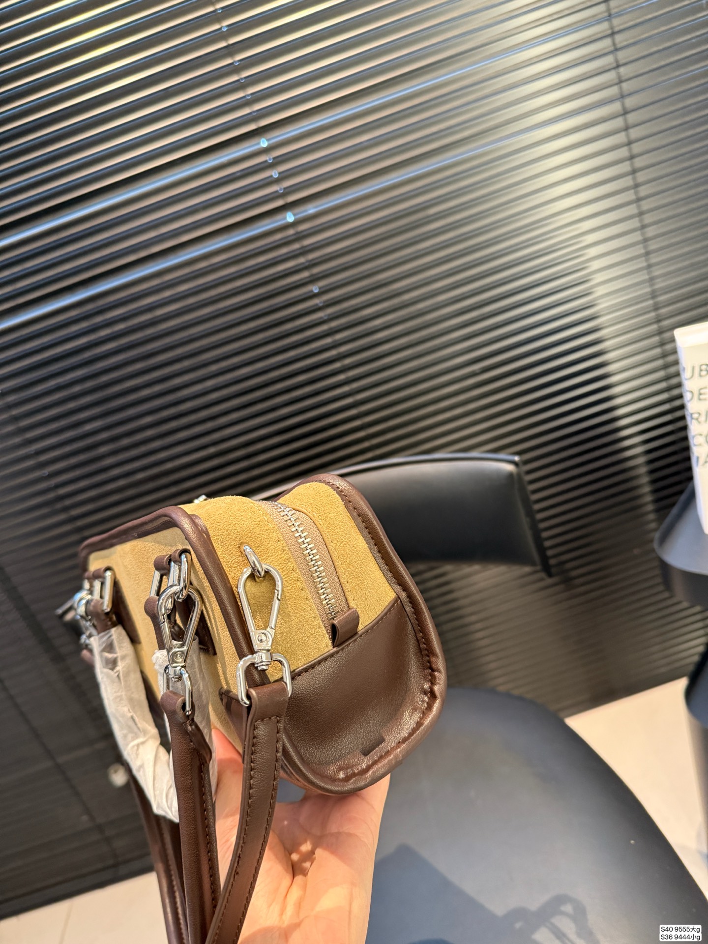 大号P250小号P230 罗意威这只简直太乖了 麂皮包今年冬天简直不要太火 银色loewe小锁也是酷的很 这个还可以加肩带单肩斜挎 一整个就是实用的美包! 尺寸大25 18小22 12 货号大9555 小9444