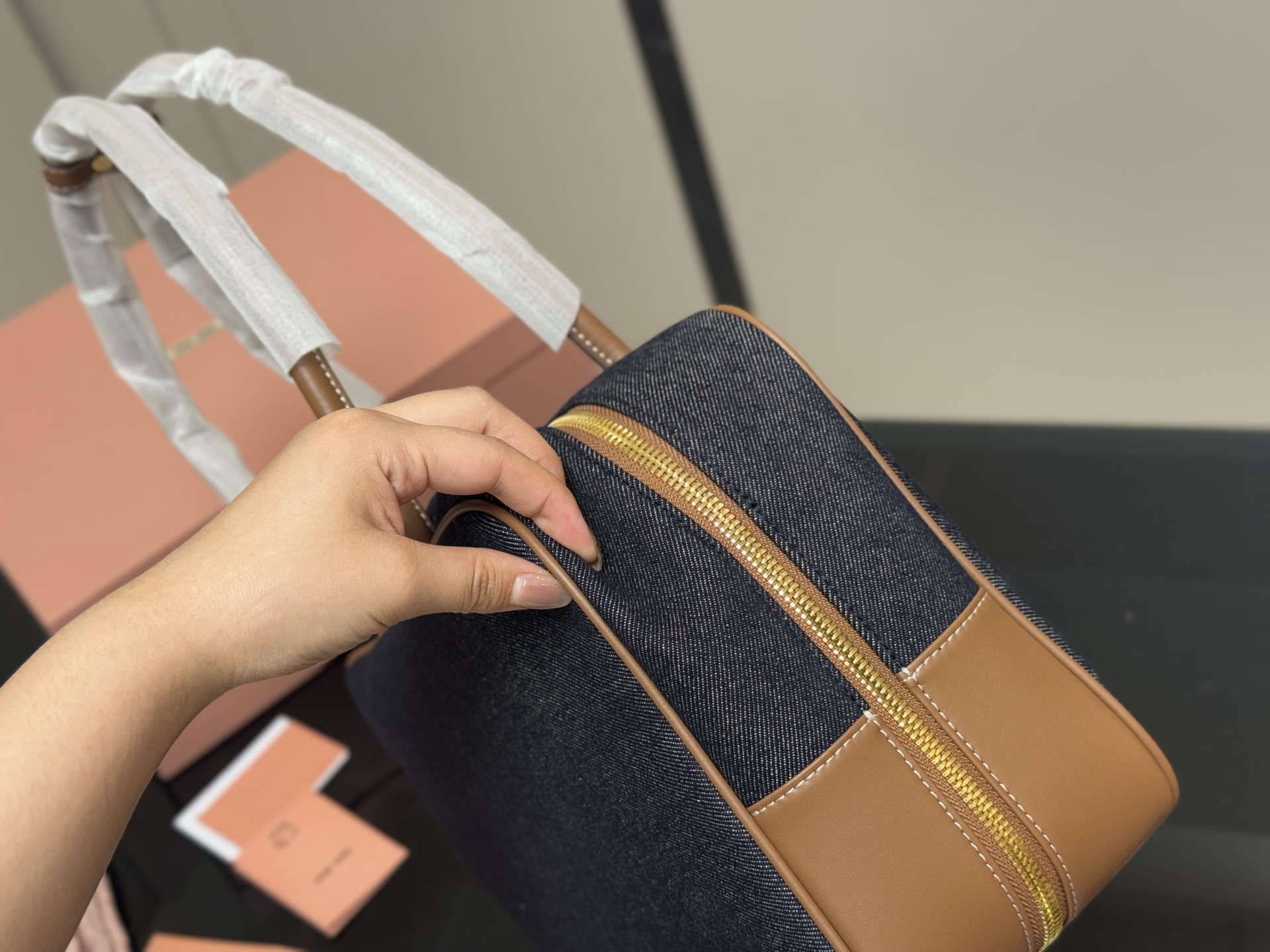 &yen;195 无盒 size：35*22cm miumiu保龄球/公文包/ Miu又来抢钱了新款帆布公文包 来咯 ！ 背起来都很nice 哦 可手拎也可斜挎！ 出场就是miumiu小公主！