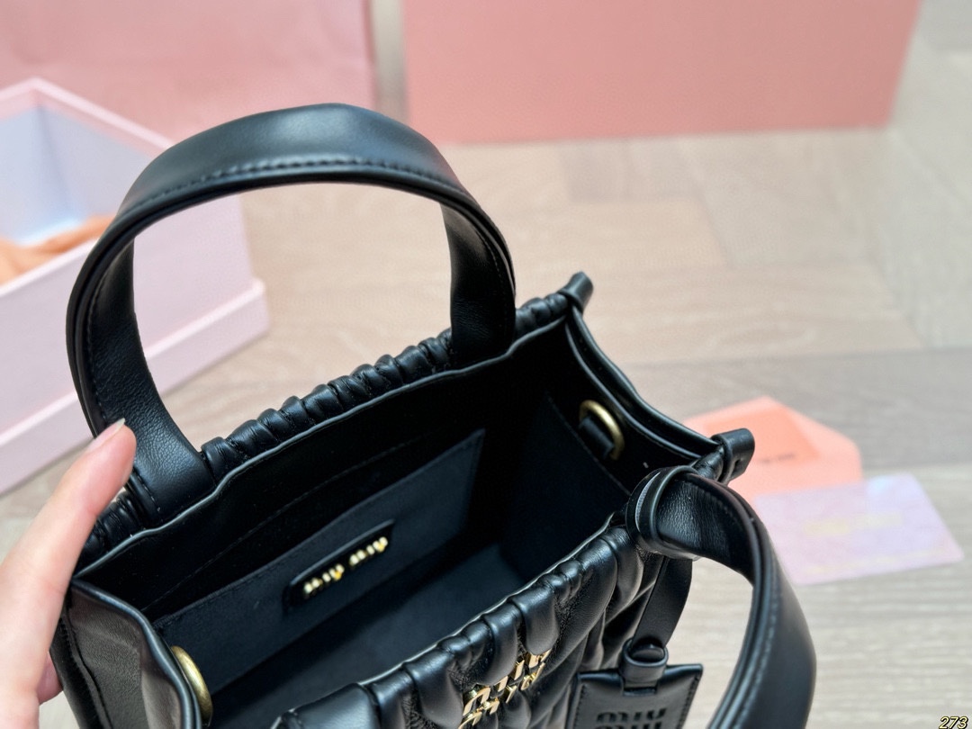 &yen;170配盒 MiuMiu缪缪托特包 超级洋气，时髦精的托特 轻便简约，慵懒随性 尺寸20 16