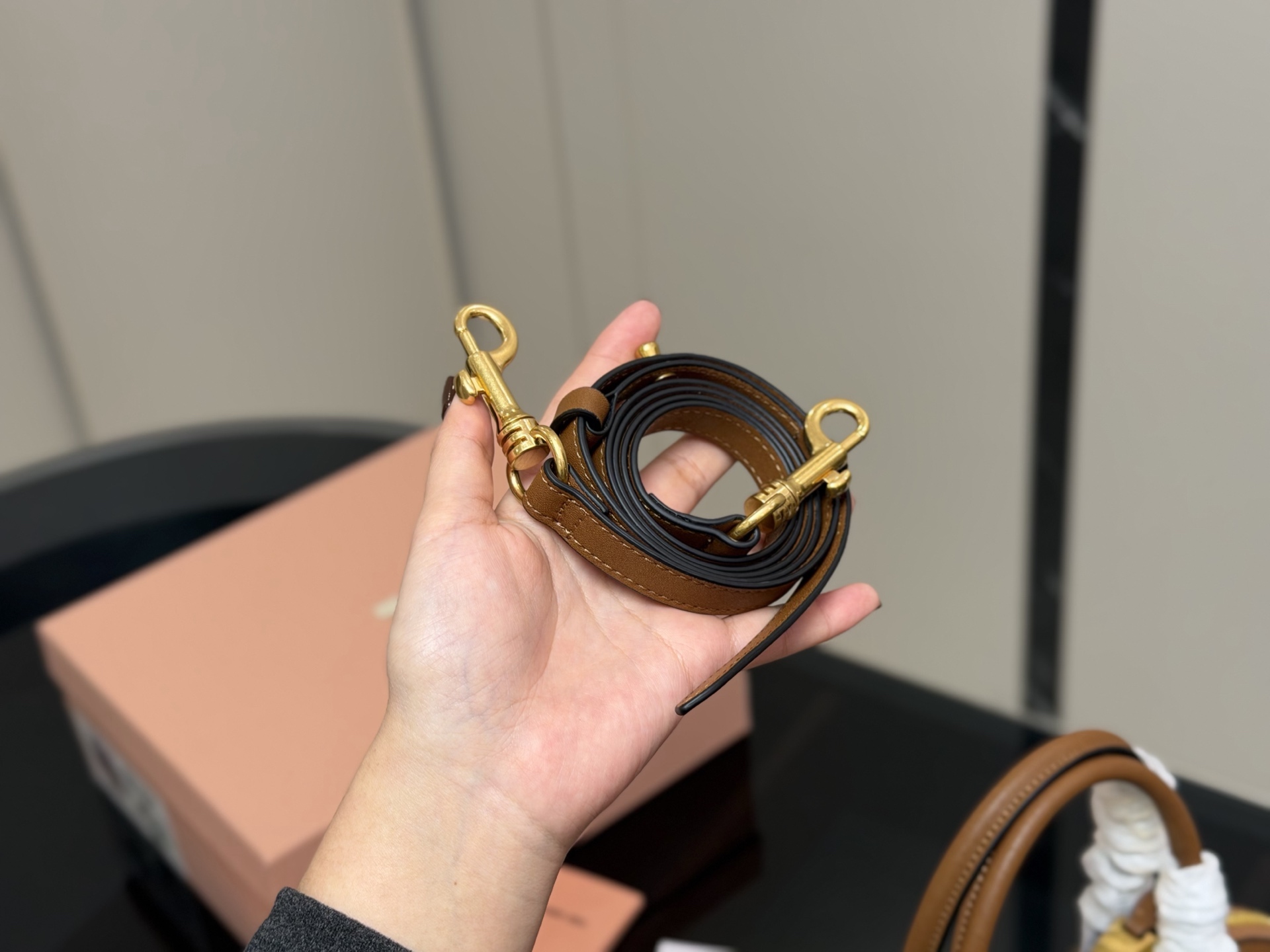 &yen;230 配盒 size：28*16cm miumiu 贝壳包包， 特别喜欢这个的设计！ miumiu的坑真的好仙女好好看！ 真的很有质感！ 可斜挎可手拿可单肩， 日常约会出行简单好搭配。