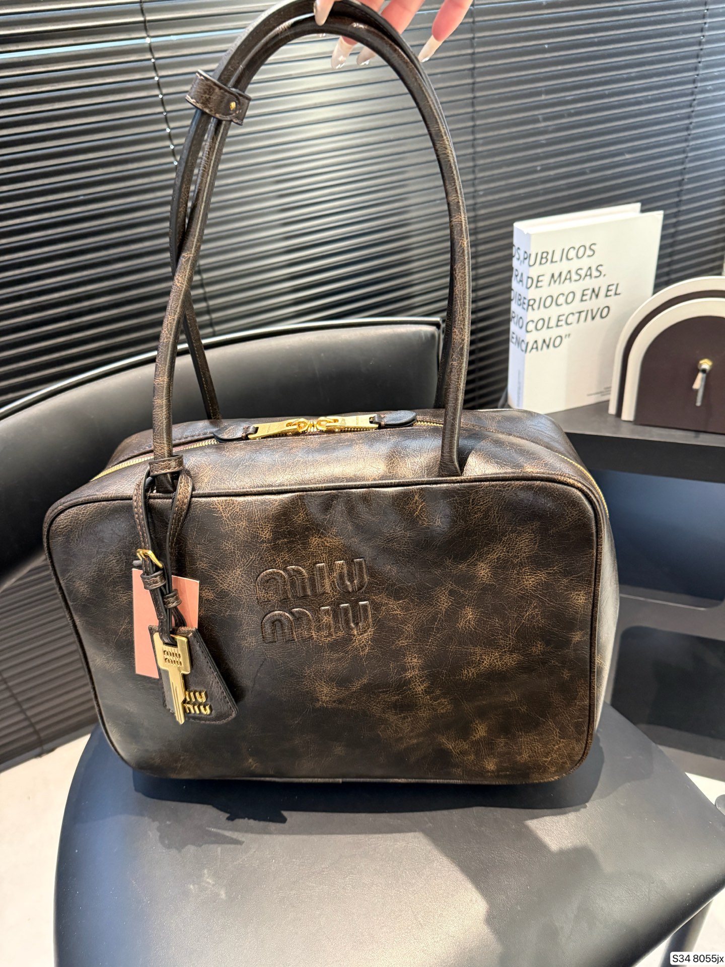 P220 缪缪MIUMIU 保龄球手提包 轻轻松松高级感 包包手感巨好容量也很不赖 简单却又不失华丽 不要觉得会炸眼太高调了什么的 根本不会！ 在你的精简穿搭上简直就是点睛之笔 尺寸：34 23 货号8055