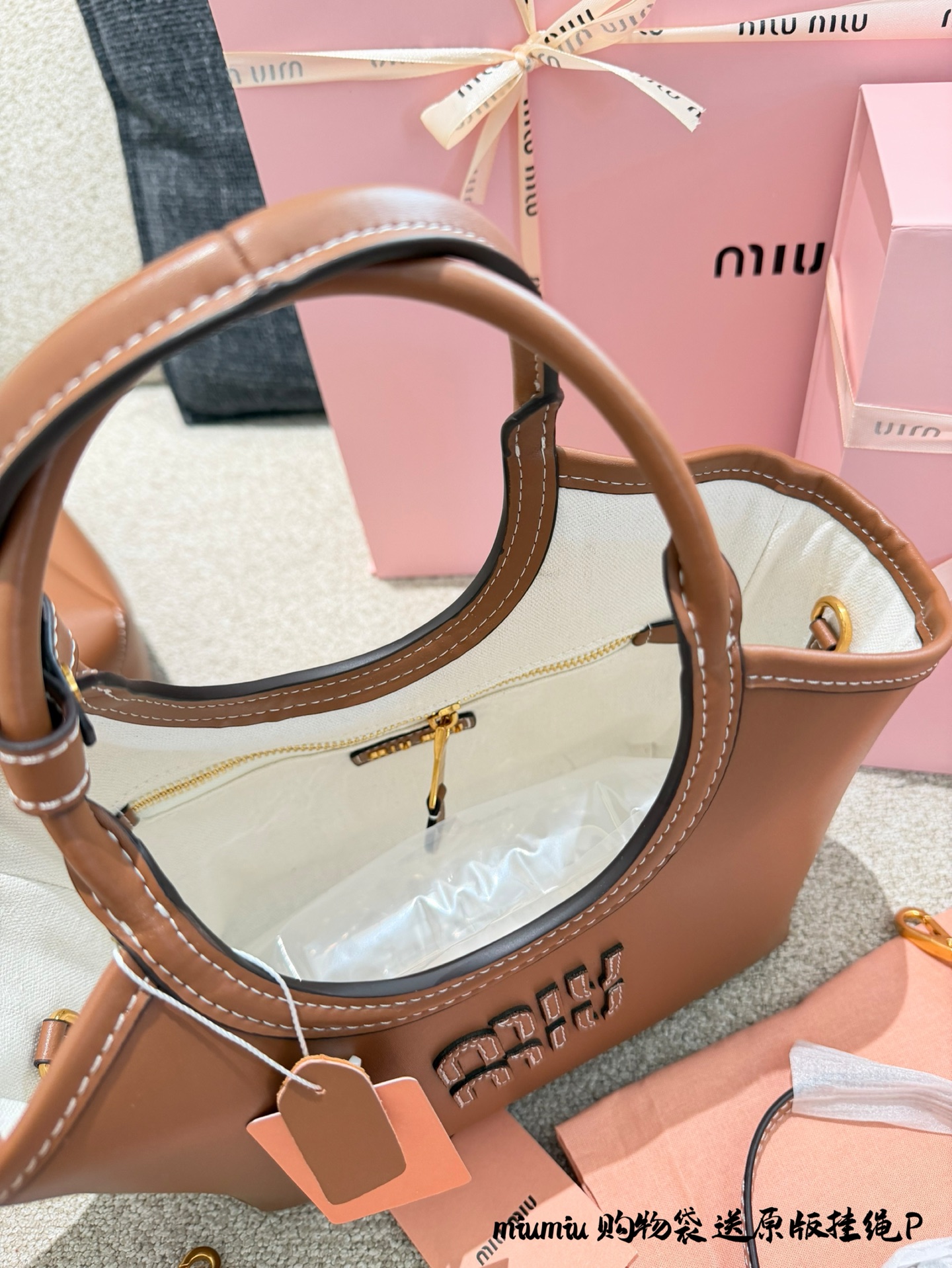 p190p200送原版挂绳 miumiu购物袋 缪缪的设计师太懂女生了吧 审美也太好看了 小羊皮材质 简直爱不释手 买了好几款 统统被中草 25cm配盒子 35cm配盒子