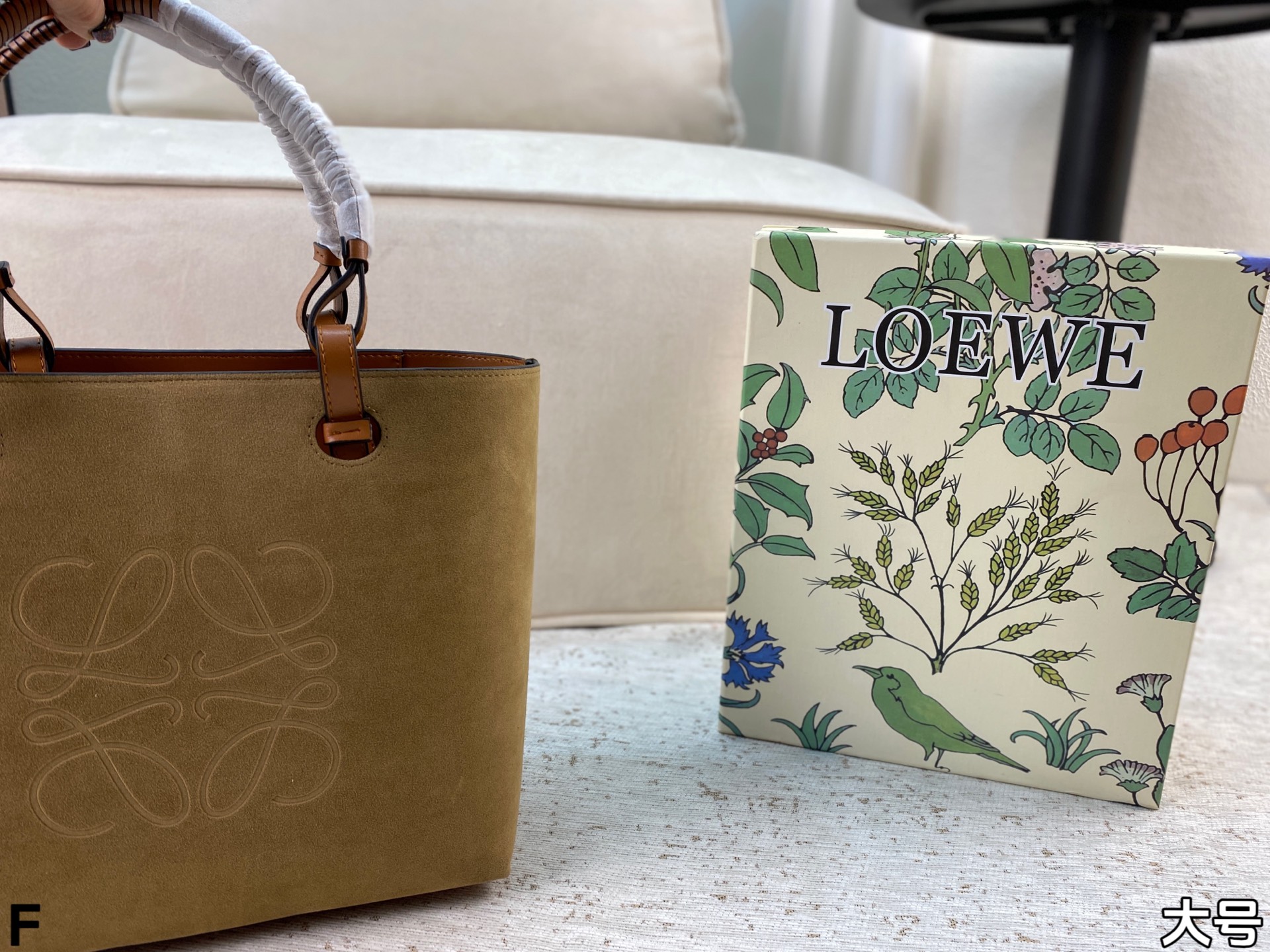 p165/p160 配盒🎁 罗意威Loewe anagram tote背上秒变时髦精 一只装得下全世界的托特 越背越香 能装且百搭不易变形 上班通勤或者日常搭配都很好！尺寸：27*25/23*22