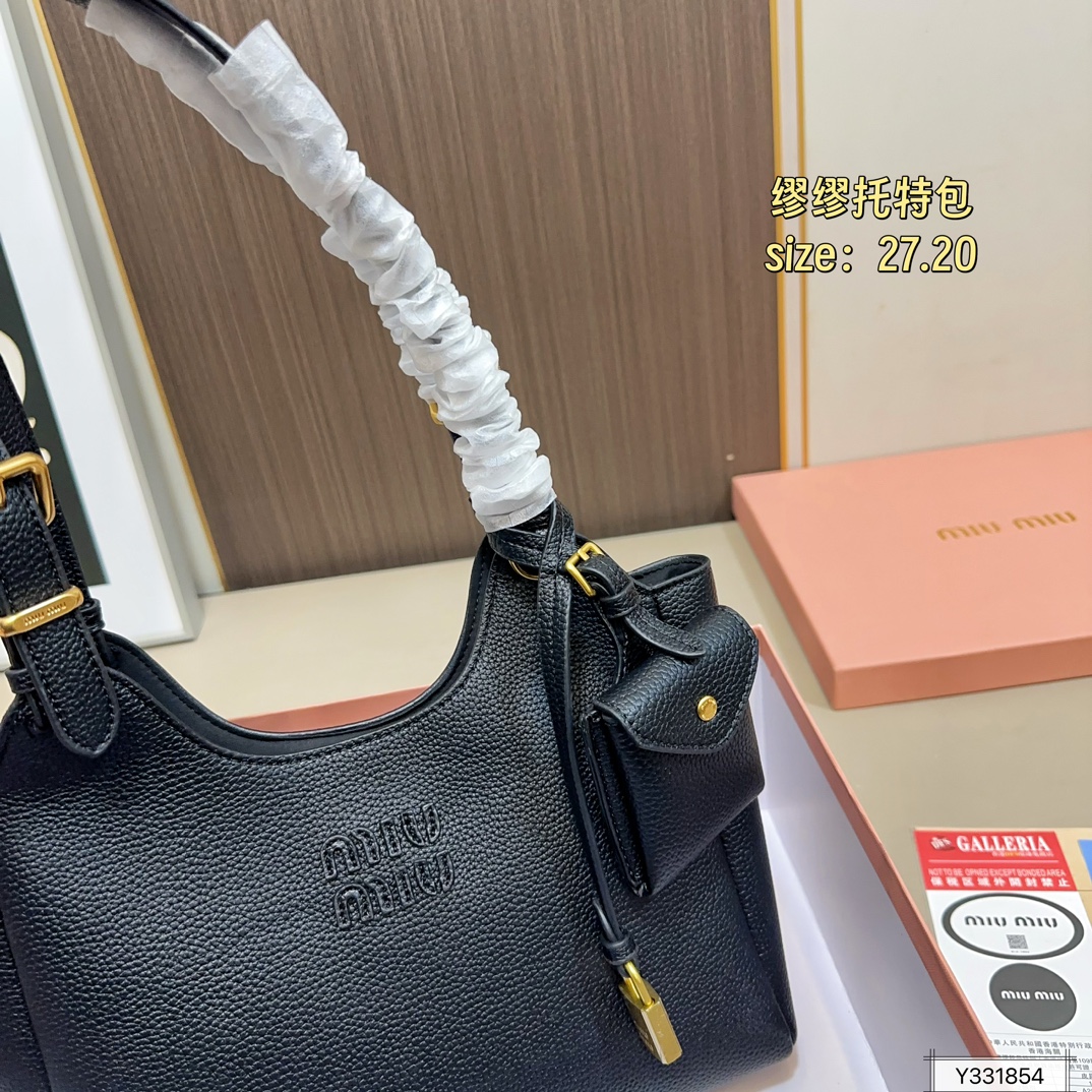 💰170 .配礼盒🎁. 缪缪MIUMIU 秋冬新款托特包 最火得miumiu 女孩.. 甜度刚刚好 很难不爱的 散发着复古的气息 背上它不仅是公主也是女王 小小的身体大大的容量 特别能装💯 尺寸：27.20