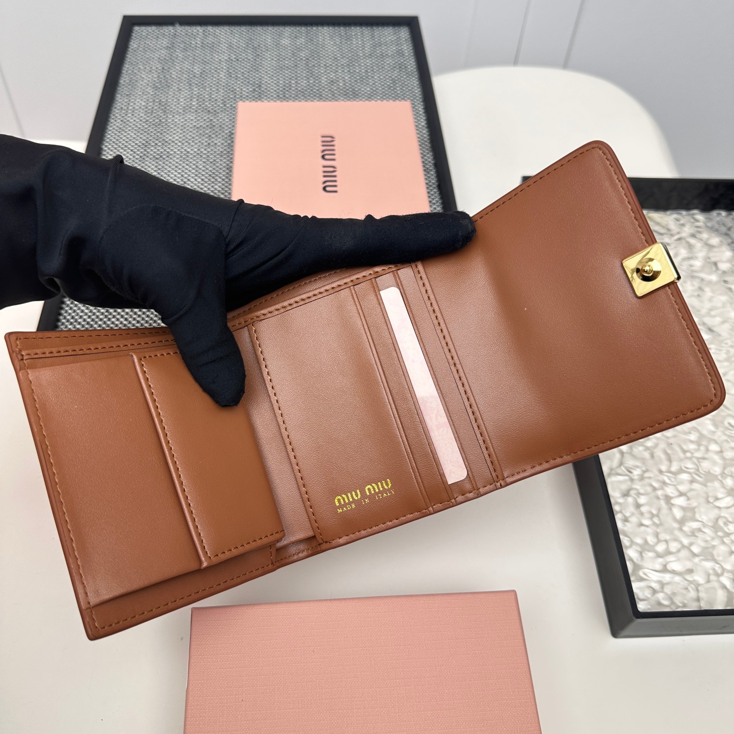 💰115包邮❗ 编号：508 品牌：miu miu 颜色：黑色 粉色 蓝色 红色 棕色 尺寸： 11*8.5*2 说明: miumiu专柜最新款火爆登场！采用头层小羊皮，做工精致， 金属五金Logo 媲美专柜！多功能小钱包卡包，内隔丰富，超级实用！三折钱包卡包👛