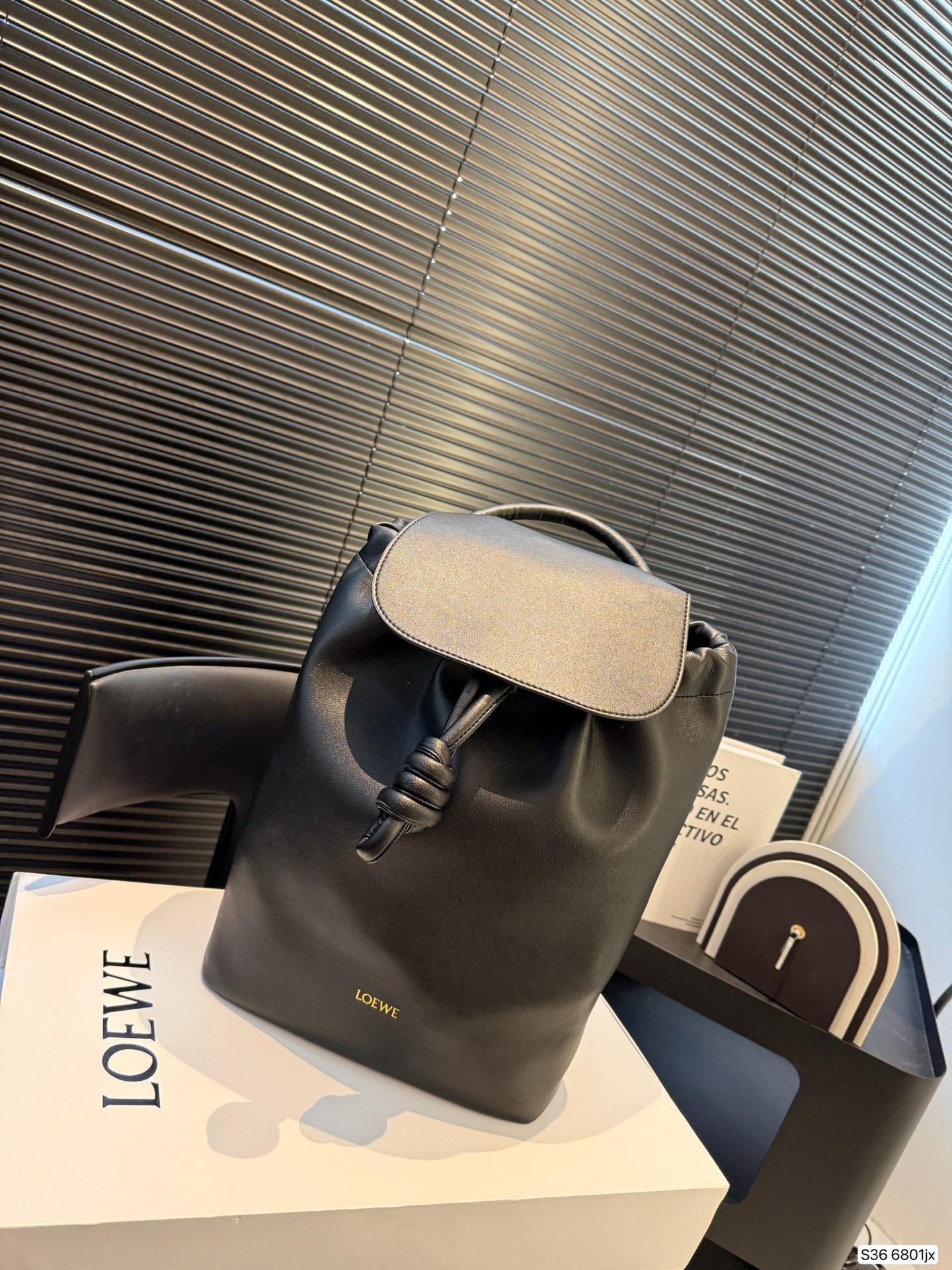 P230 配折叠盒罗意威双肩 Flamenco 背包自带复古千禧流线型实用日常设计，非正式学院风preppy style在风格上更加复古、休闲、实穿 #罗意威 #PreppyStyle #预科风 尺寸：25 33 货号6801