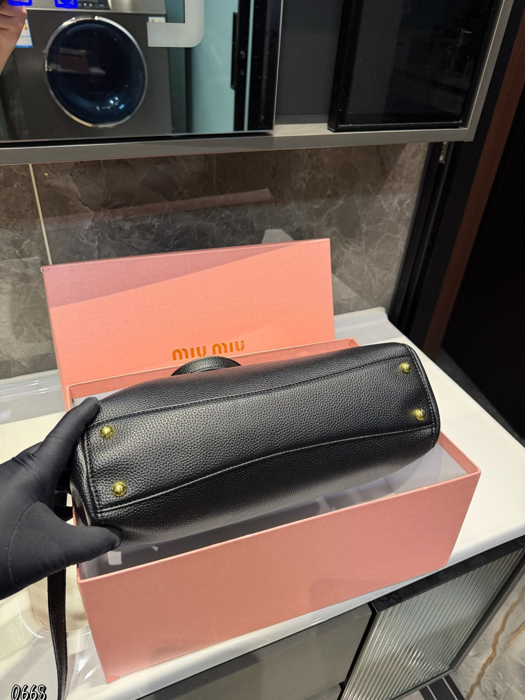 ❤️p175（礼盒包装）❤️ MiuMiu期待已久的2025.秀款 中古包.快来围观吧 2025.春夏系列包包简洁利落的设计凸显功能性 实用主义柔软舒服的触感彰显 MiuMiu 女性愈加自信，务实，前卫和酷炫的态度 尺寸：33*6*25cm