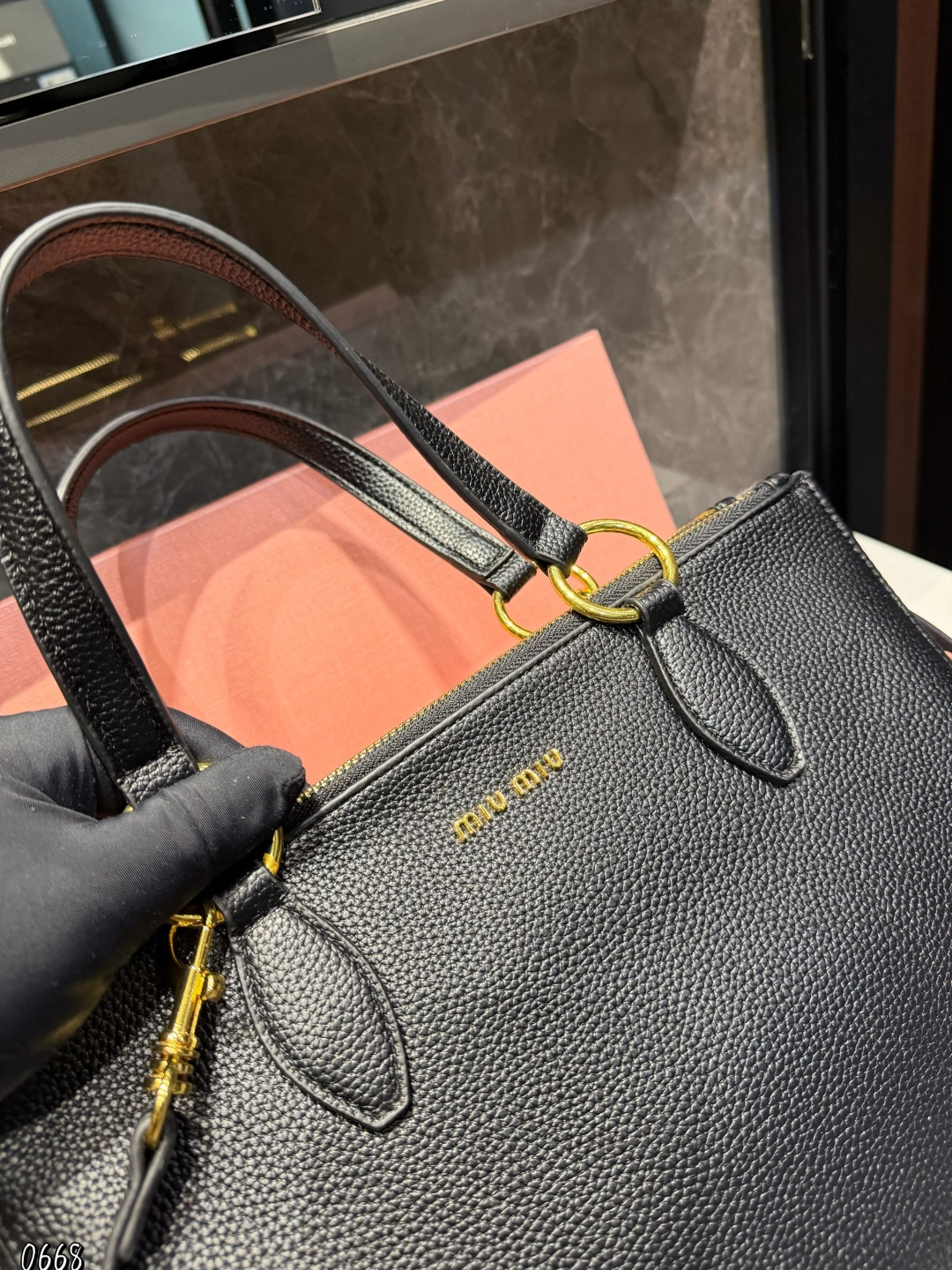 ❤️p175（礼盒包装）❤️ MiuMiu期待已久的2025.秀款 中古包.快来围观吧 2025.春夏系列包包简洁利落的设计凸显功能性 实用主义柔软舒服的触感彰显 MiuMiu 女性愈加自信，务实，前卫和酷炫的态度 尺寸：33*6*25cm