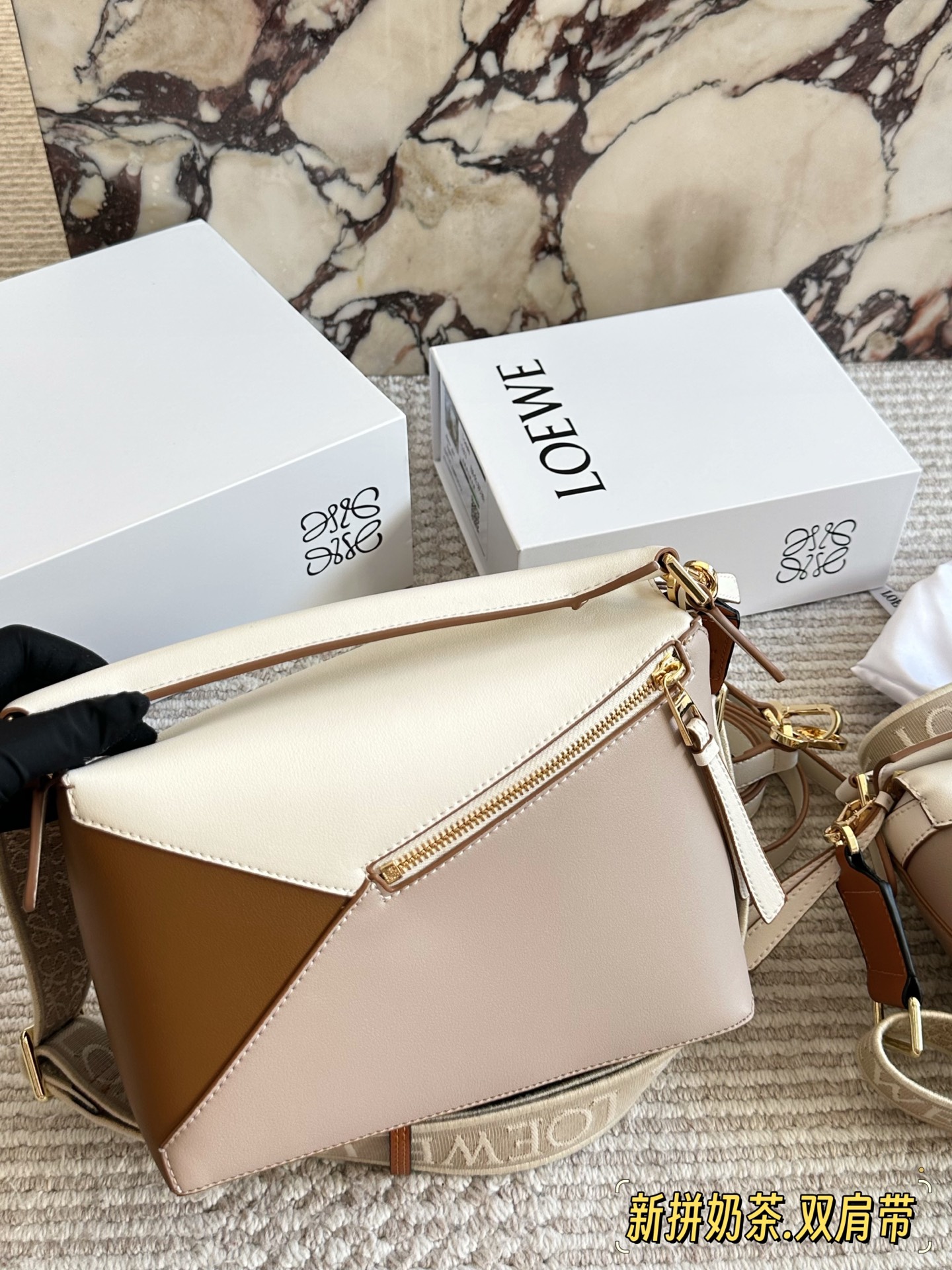 💰 260、💰230 配盒（双肩带） 尺寸：24*15cm（大） 18*10cm（迷你） loewe 几何包puzzle 真心是不能错过的， ⚠️牛皮品质🐂！ 完全hold住！ 罗意威|一根完美的肩带
