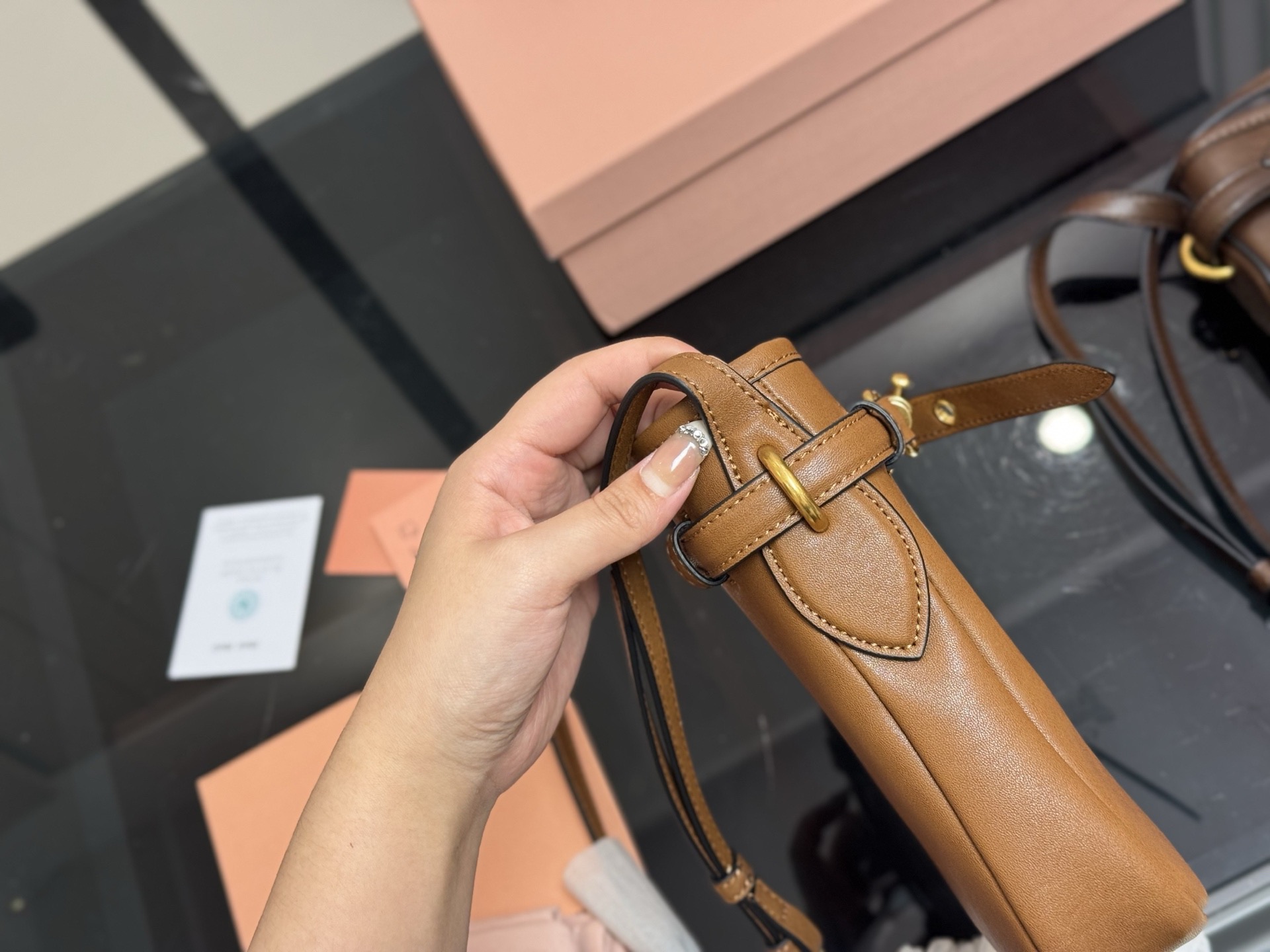 &yen;185 配盒 升级版 size：18*20cm miumiu的小福袋 性价比也太高了！ Aventure系列出小斜挎咯~ 太好装了! 出门都爱背的人生小斜挎 超级香哦！