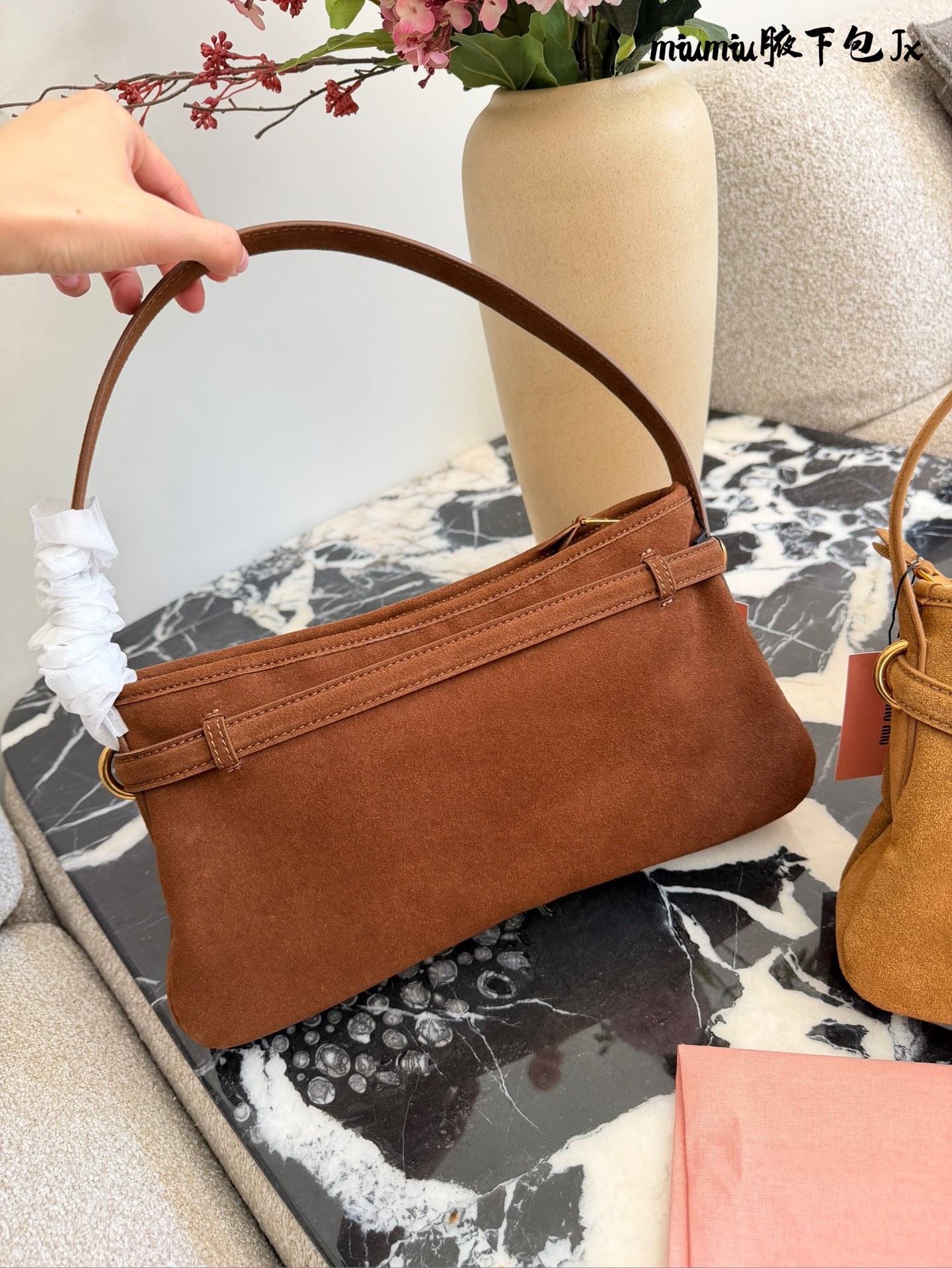 p240 缪缪miumiu新款aventure nappa腋下包 nappa 复古腋下包 又是一个爆款预测！！ 33cm配盒子