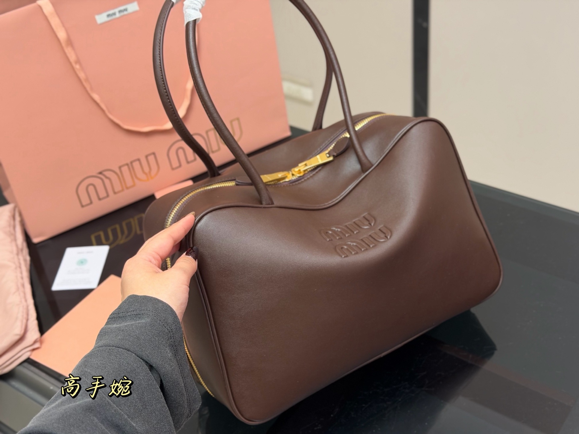 &yen;195 无盒 size：35*22cm miumiu保龄球/公文包/ 采用小牛皮 皮质光滑细腻柔软， 棉质缎面衬里。 背起来都很nice 哦 可手拎也可斜挎！ 出场就是miumiu小公主！