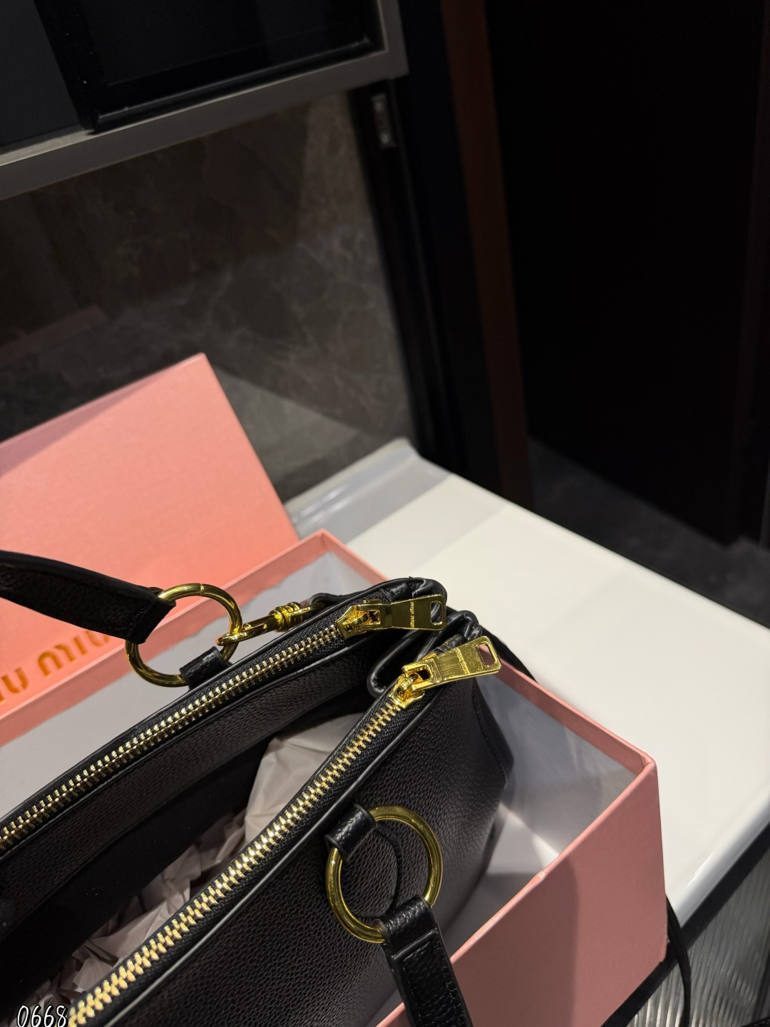 ❤️p175（礼盒包装）❤️ MiuMiu期待已久的2025.秀款 中古包.快来围观吧 2025.春夏系列包包简洁利落的设计凸显功能性 实用主义柔软舒服的触感彰显 MiuMiu 女性愈加自信，务实，前卫和酷炫的态度 尺寸：33*6*25cm