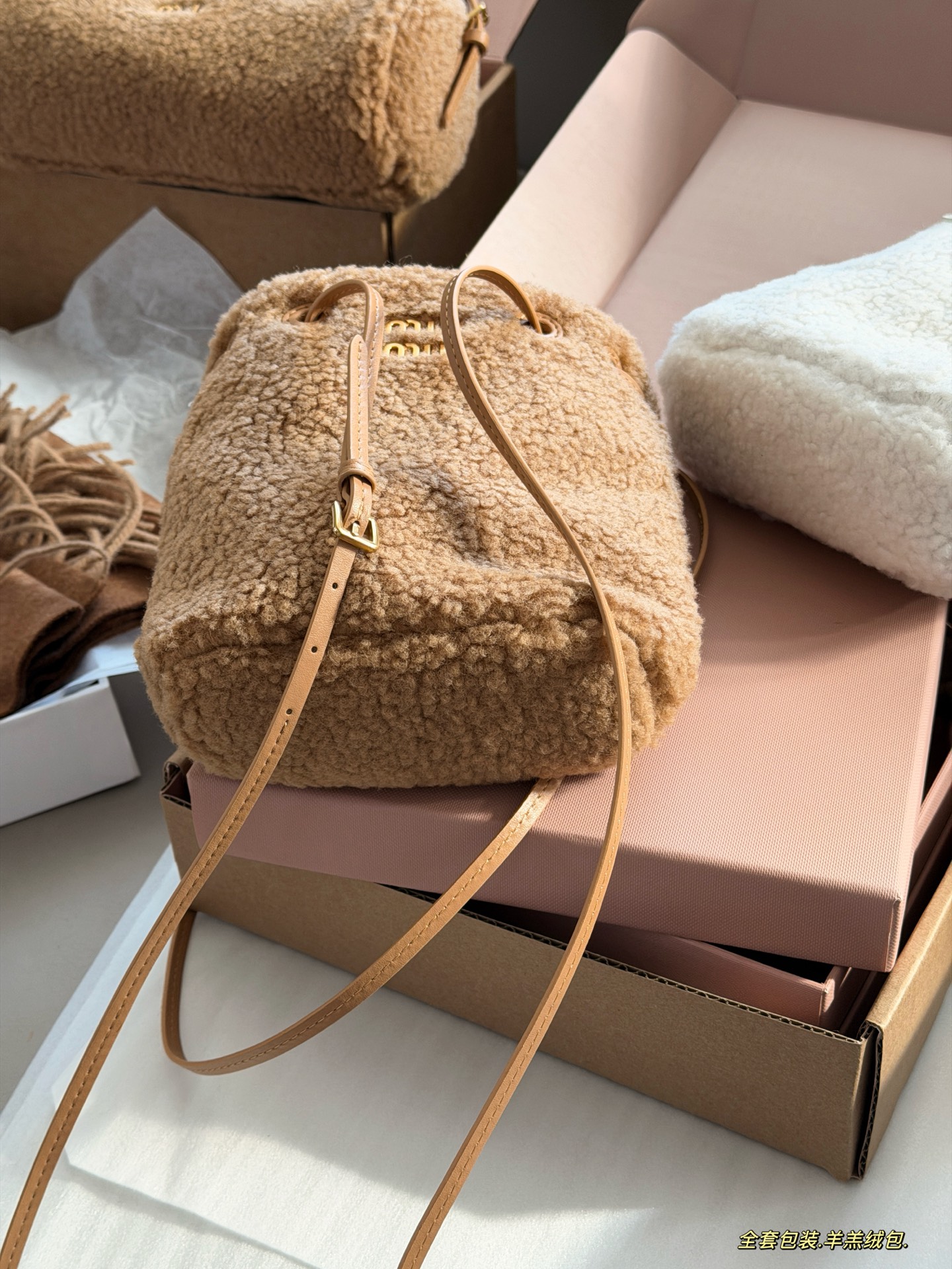 💰195 全套包装 size：18*17cm miumiu的小福袋 羊羔绒包 性价比也太高了！ 质感超软糯 节日氛围感满满秋冬季的独乐乐