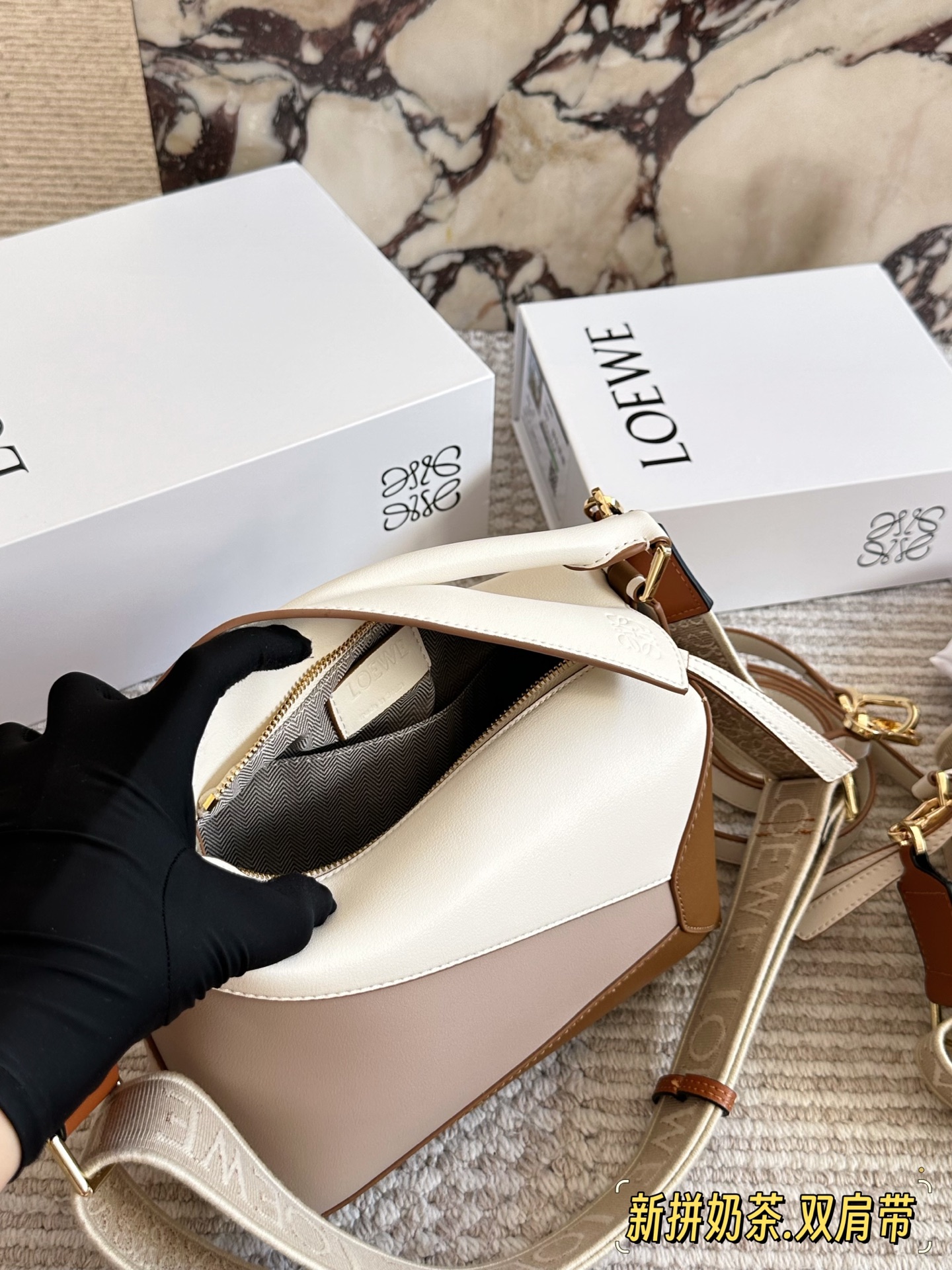 💰 260、💰230 配盒（双肩带） 尺寸：24*15cm（大） 18*10cm（迷你） loewe 几何包puzzle 真心是不能错过的， ⚠️牛皮品质🐂！ 完全hold住！ 罗意威|一根完美的肩带