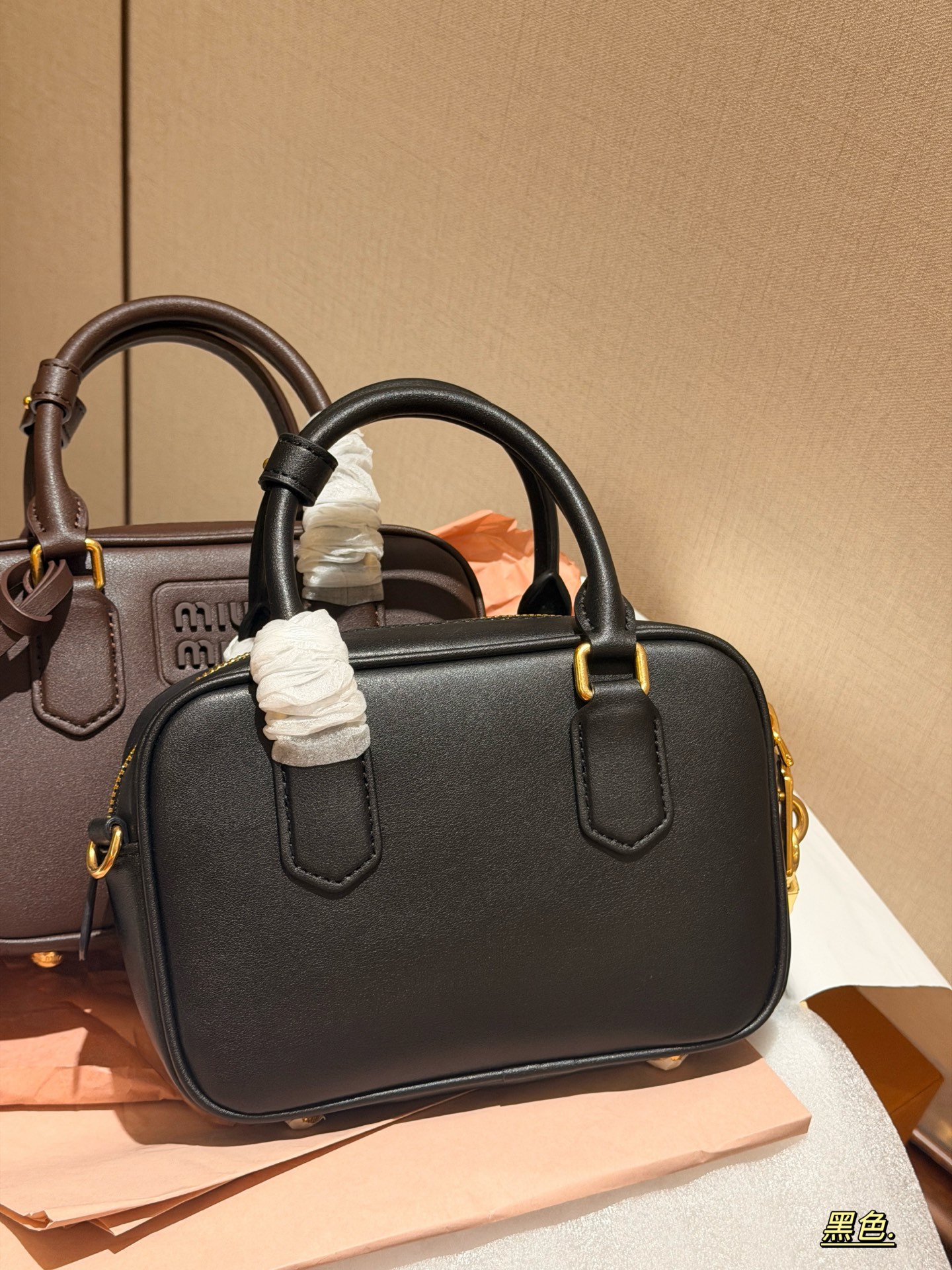 💰190 升级版配盒 size：20*14cm miumiu保龄球/公文包/小方胖子 不要太高级，很高级~ 很难不爱啊啊！ 可手拎也可斜挎 绝对不是小废包哦!容量足足的~~ 出场就是miumiu小公主