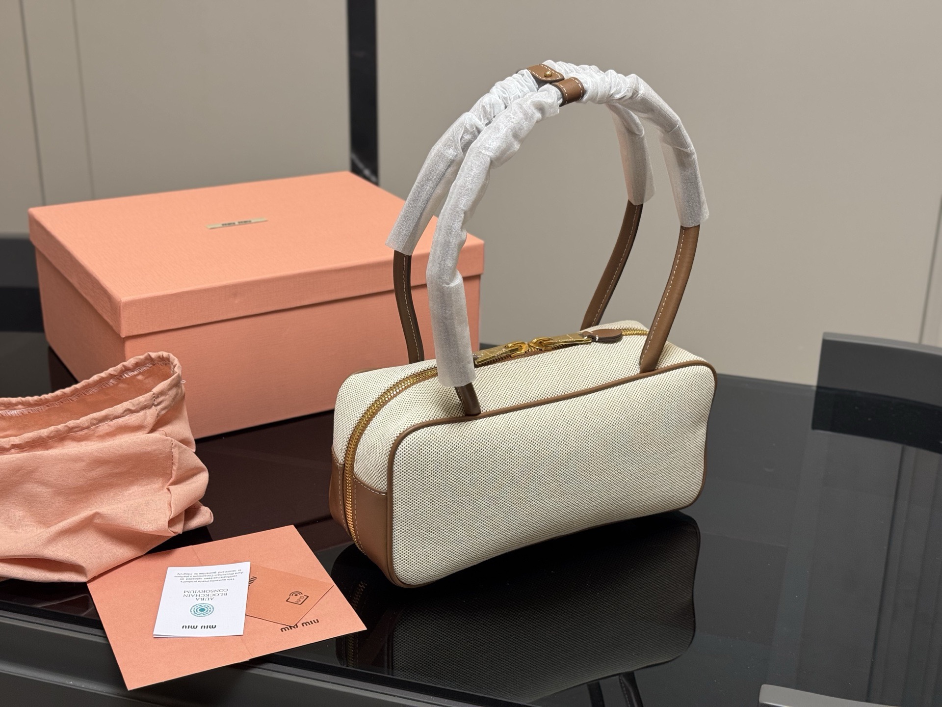 ¥195 升级版配盒 size:28*13cm miumiu保龄球/公文包/ 包包甜度刚好! 很难不爱啊啊! 可手拎也可斜挎 绝对不是小废包哦!容量足足的~~ 出场就是miumiu小公主!