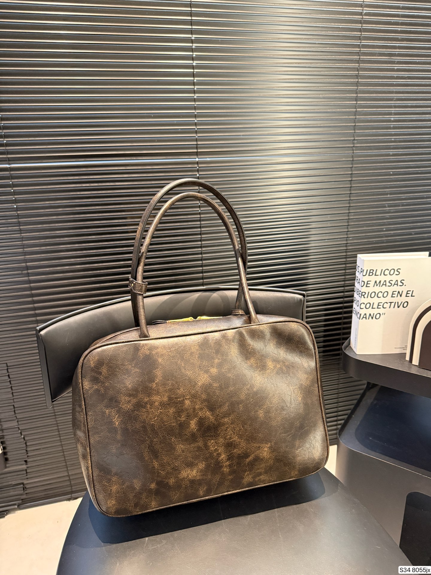 P220 缪缪MIUMIU 保龄球手提包 轻轻松松高级感 包包手感巨好容量也很不赖 简单却又不失华丽 不要觉得会炸眼太高调了什么的 根本不会！ 在你的精简穿搭上简直就是点睛之笔 尺寸：34 23 货号8055