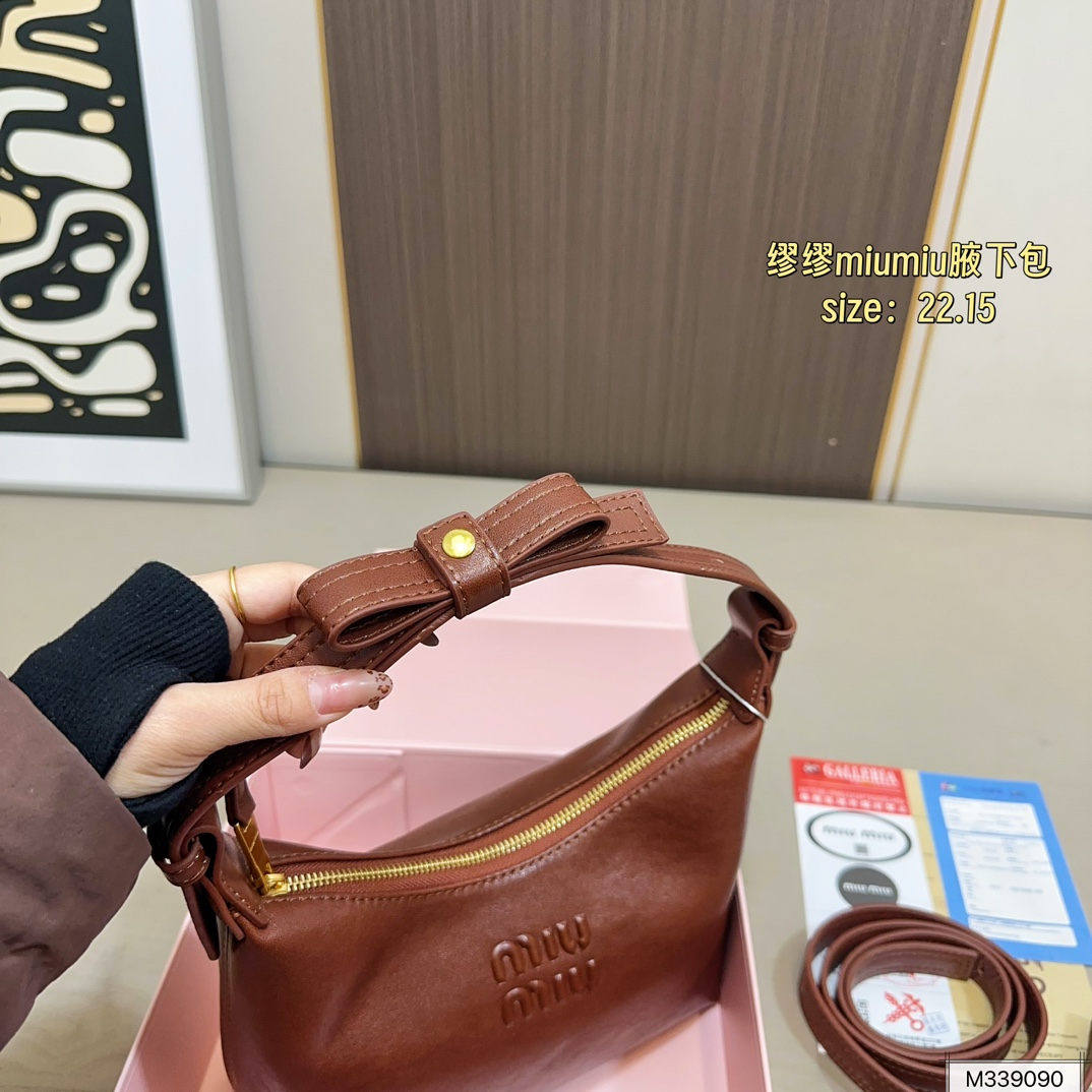 💰115（折叠盒） 尺寸22.15 MiuMiu缪缪腋下包 牛仔的材质随性且休闲！ 整体上手非常轻便～ 优雅贵气高级感并存！ 颜值爆表很好搭配👏