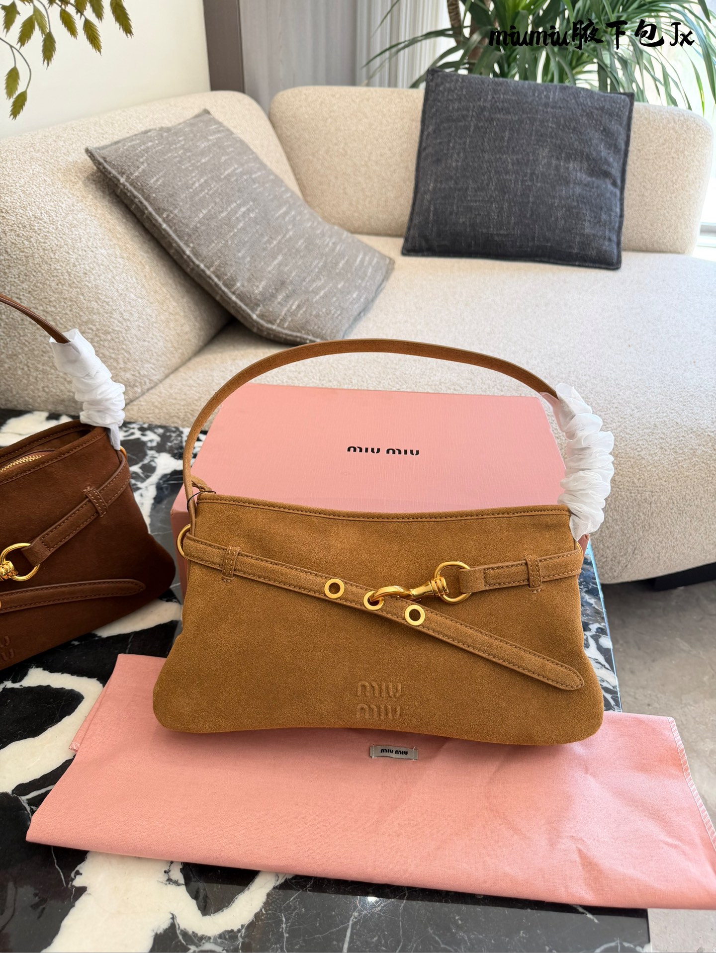 p240 缪缪miumiu新款aventure nappa腋下包 nappa 复古腋下包 又是一个爆款预测！！ 33cm配盒子