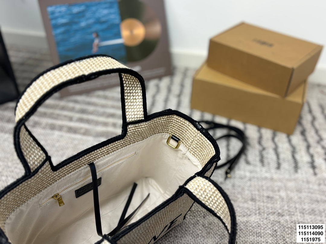 p125 p120 p115无盒 罗意威编织托特包 Paulas's 1biza 夏日海岛系列推出了草编托特包包巧妙融合了托特的商务之前线条和草编的夏日风情，加上Loewe粗体大logo 真的很难不爱 尺寸30.22/24.17/20.13