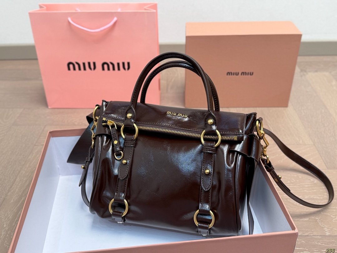 &yen;190配盒 缪缪MIUMIU手提包 旅行出差旅游带它超方便 超级抢眼 爱了爱了 真是叫人无法抗拒 又美又能装！ 尺寸26 20