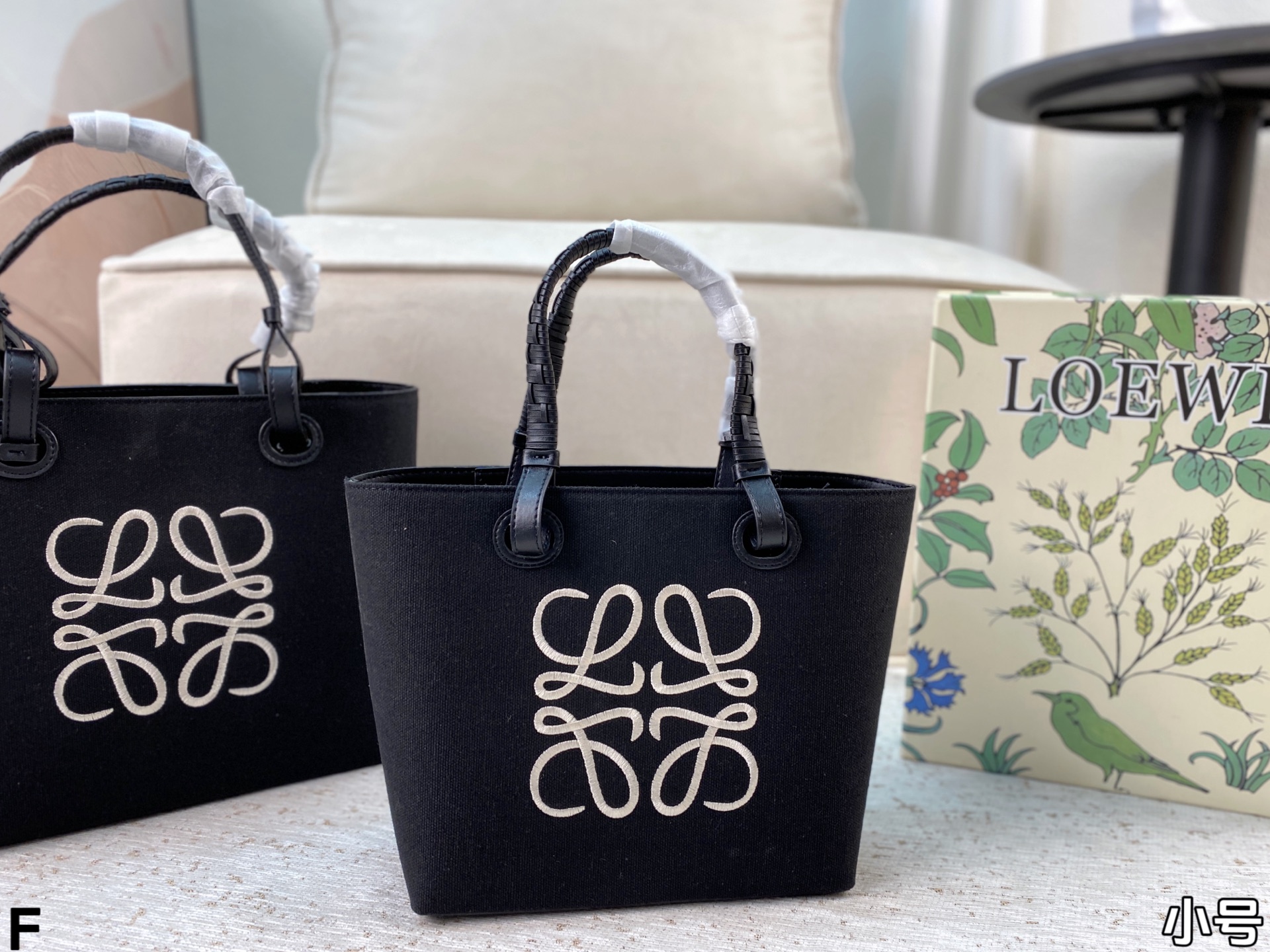 p165/p160 配盒🎁 罗意威Loewe anagram tote背上秒变时髦精 一只装得下全世界的托特 越背越香 能装且百搭不易变形 上班通勤或者日常搭配都很好！尺寸：27*25/23*22