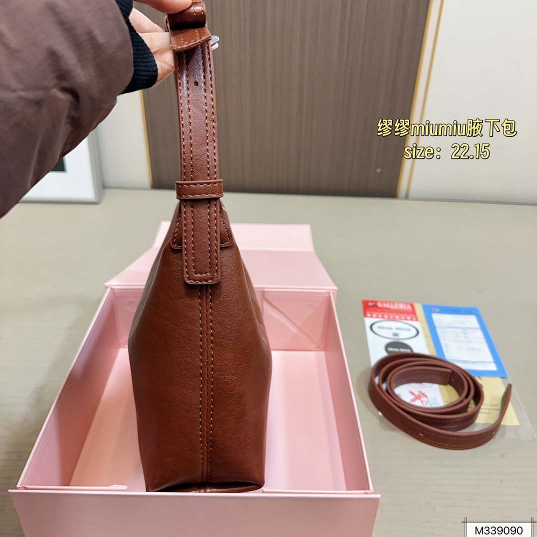 💰115（折叠盒） 尺寸22.15 MiuMiu缪缪腋下包 牛仔的材质随性且休闲！ 整体上手非常轻便～ 优雅贵气高级感并存！ 颜值爆表很好搭配👏