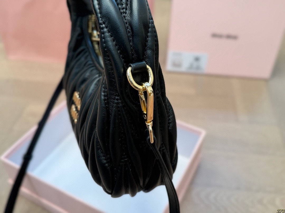 &yen;155配盒 Miumiu缪缪斜挎包 斜挎 肩背都好看 手感很好 满足任何造型 尺寸 20 11