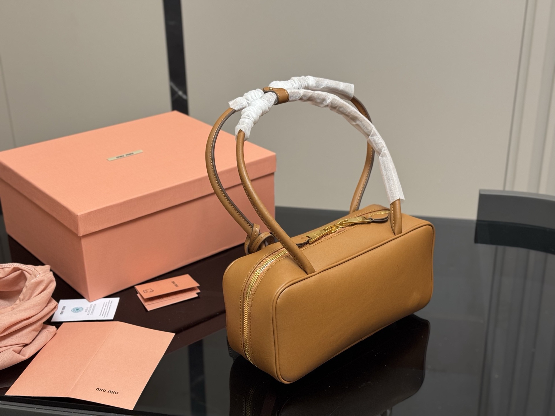 ¥215 升级版配盒 size:28*13cm miumiu保龄球/公文包/ 包包甜度刚好! 很难不爱啊啊! 可手拎也可斜挎 绝对不是小废包哦!容量足足的~~ 出场就是miumiu小公主!