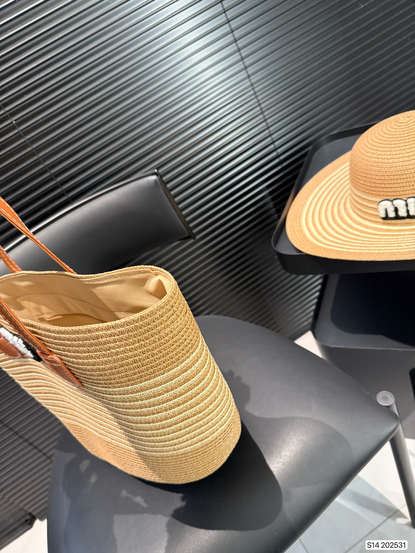 P120 缪缪miumiu 编织包➕编织帽组合 夏季新款草编包Basket Bag 菜篮子 编织拼皮购物袋沙滩🏖️度假⛱️手提包。尺寸26 29 货号202531