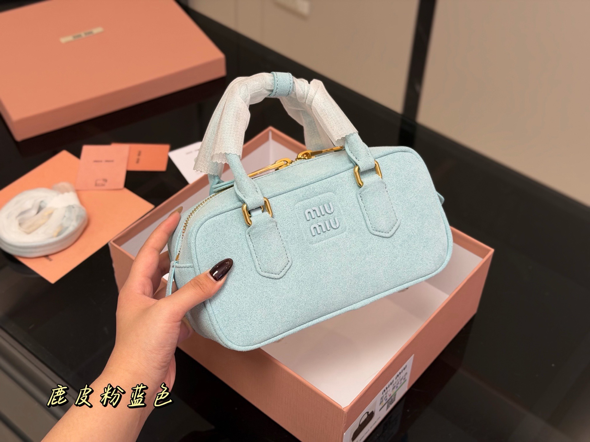 &yen;200 升级版配盒 size：23*12cm miumiu保龄球 新尺寸‼️ 很难不爱啊啊！ 这个尺寸很难不动心哦！ 可手拎也可斜挎 容量足足的~~ 出场就是miumiu小公主！