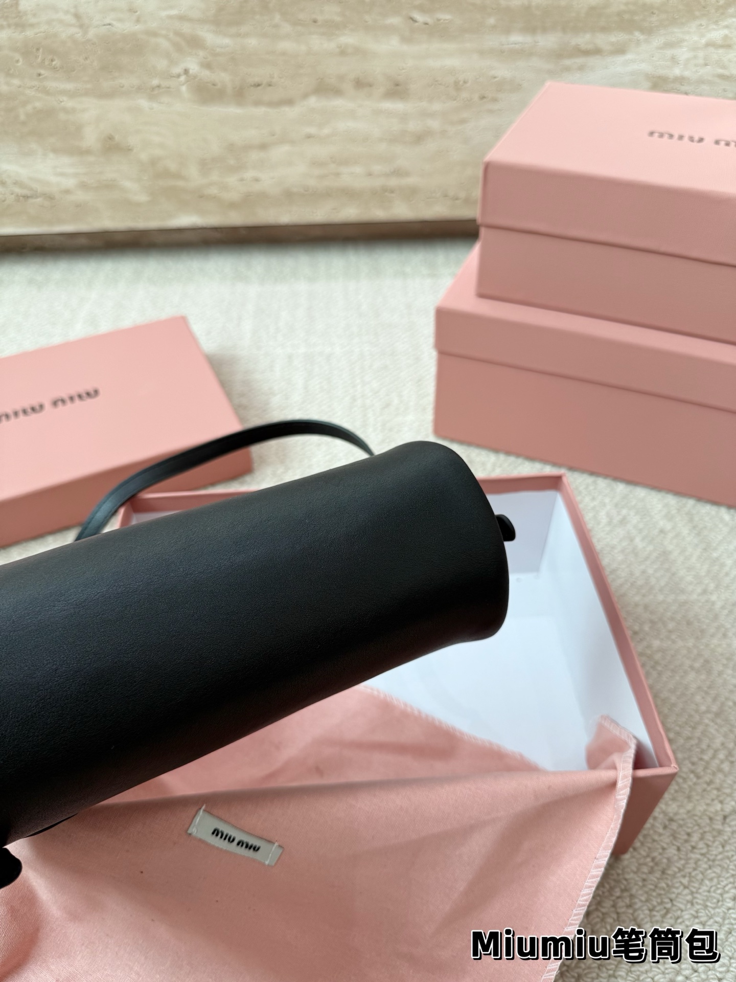 P150 别怪我没提醒❗️MiuMiu最性价比小包包 夏天当然是要背迷你小包包啦! 哪个女孩能抵挡住迷你小笔筒包的诱惑~ 日常好装东西出门的腋下小包👛 小羊皮和翻毛皮都有噢~关键是性价比超高~