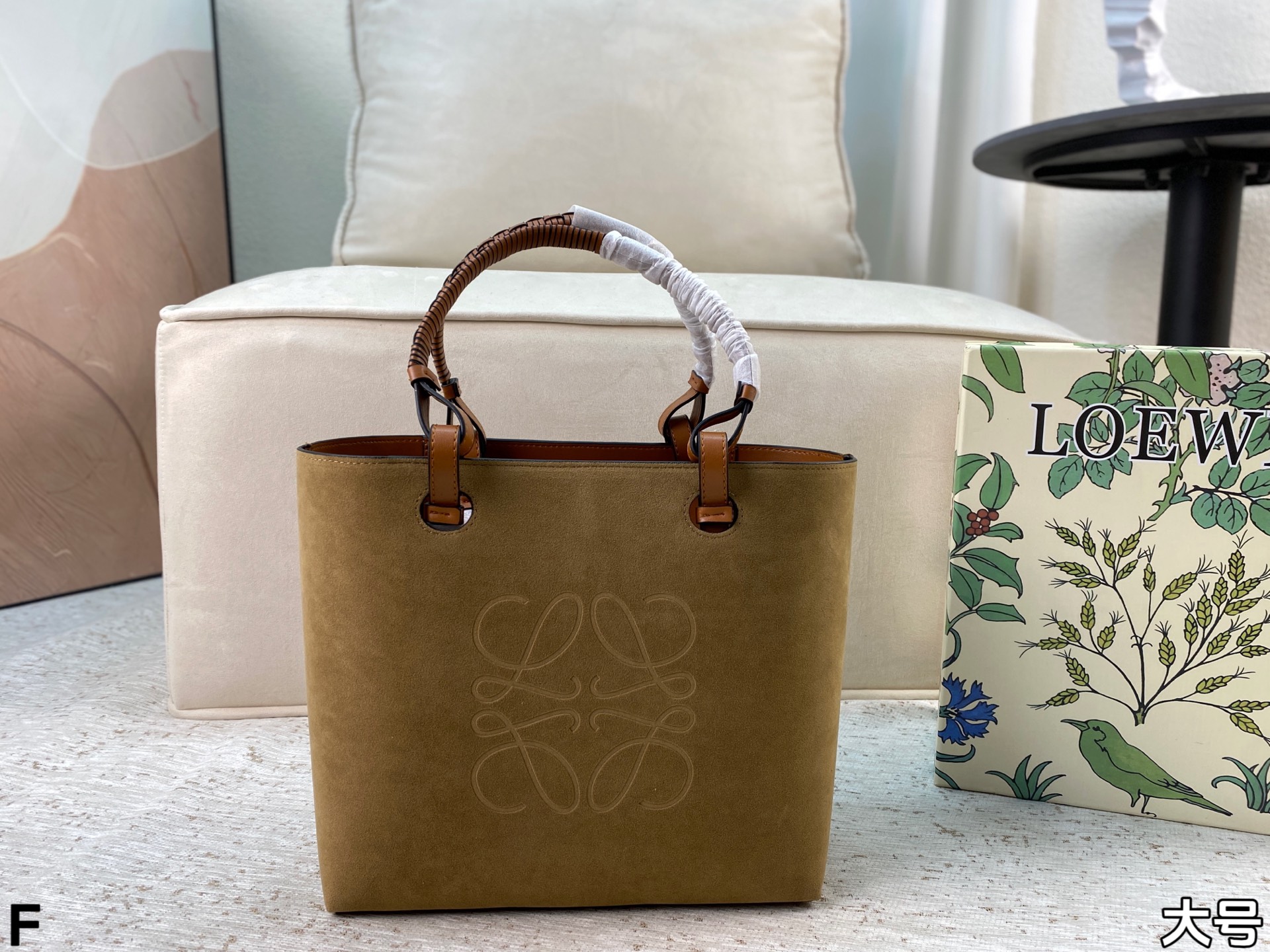 p165/p160 配盒🎁 罗意威Loewe anagram tote背上秒变时髦精 一只装得下全世界的托特 越背越香 能装且百搭不易变形 上班通勤或者日常搭配都很好！尺寸：27*25/23*22