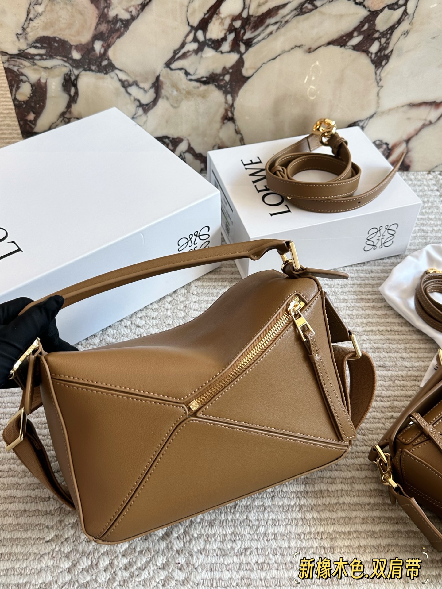 💰 260、💰230 配盒（双肩带） 尺寸：24*15cm（大） 18*10cm（迷你） loewe 几何包puzzle 真心是不能错过的， ⚠️牛皮品质🐂！ 完全hold住！ 罗意威|一根完美的肩带