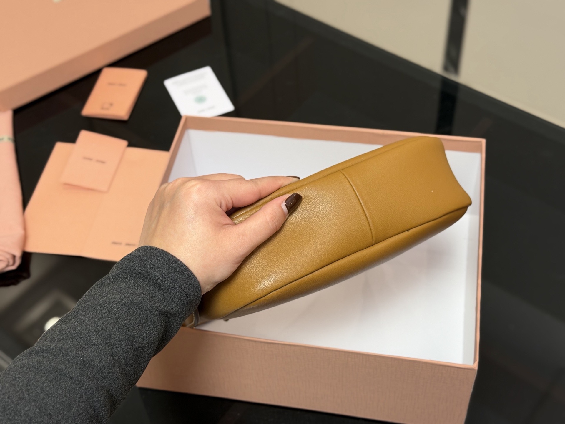 &yen;175 配盒 升级版 size：23*13cm miumiu这新包， 新款Hobo，太好搭配了! 能拎、能挽、能肩背(有肩带)， 可咸、可甜、可AC(Alcohol&Coffee)。一包在手，AC无忧~