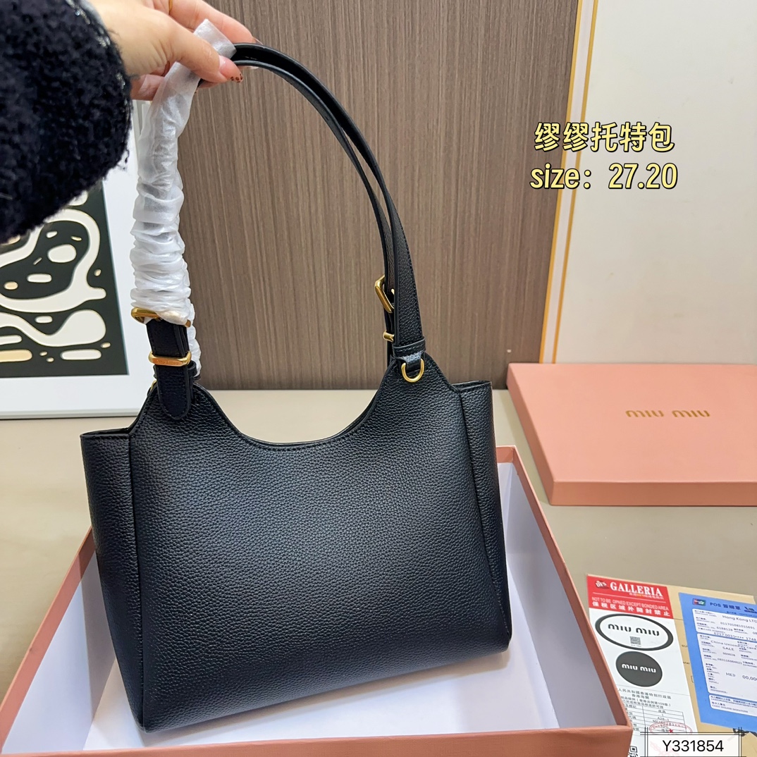 💰170 .配礼盒🎁. 缪缪MIUMIU 秋冬新款托特包 最火得miumiu 女孩.. 甜度刚刚好 很难不爱的 散发着复古的气息 背上它不仅是公主也是女王 小小的身体大大的容量 特别能装💯 尺寸：27.20