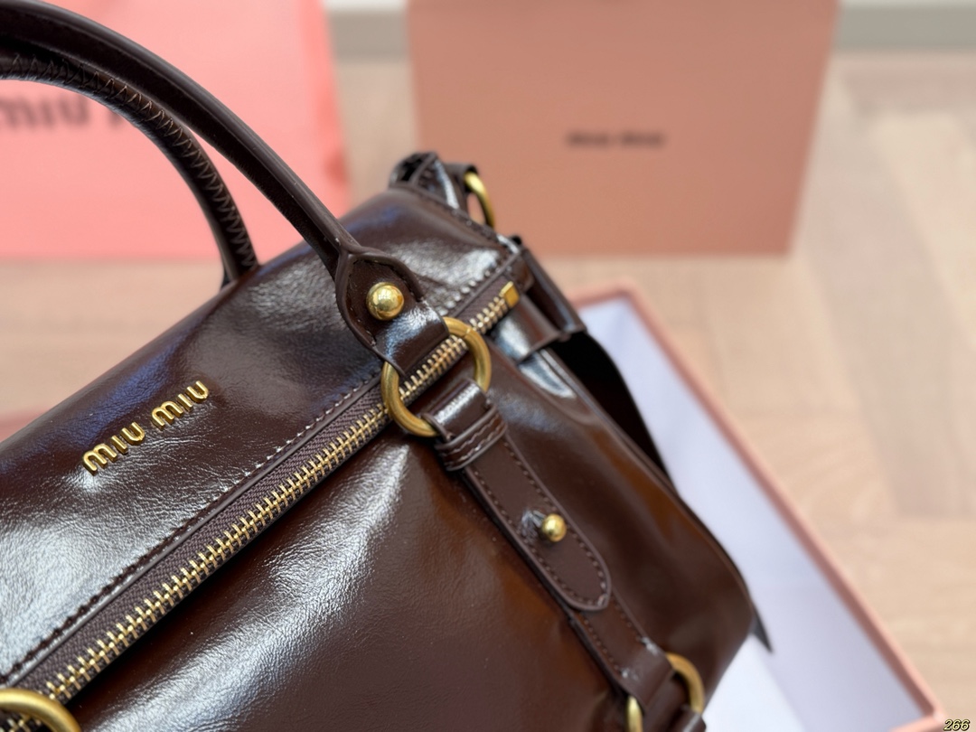 &yen;190配盒 缪缪MIUMIU手提包 旅行出差旅游带它超方便 超级抢眼 爱了爱了 真是叫人无法抗拒 又美又能装！ 尺寸26 20