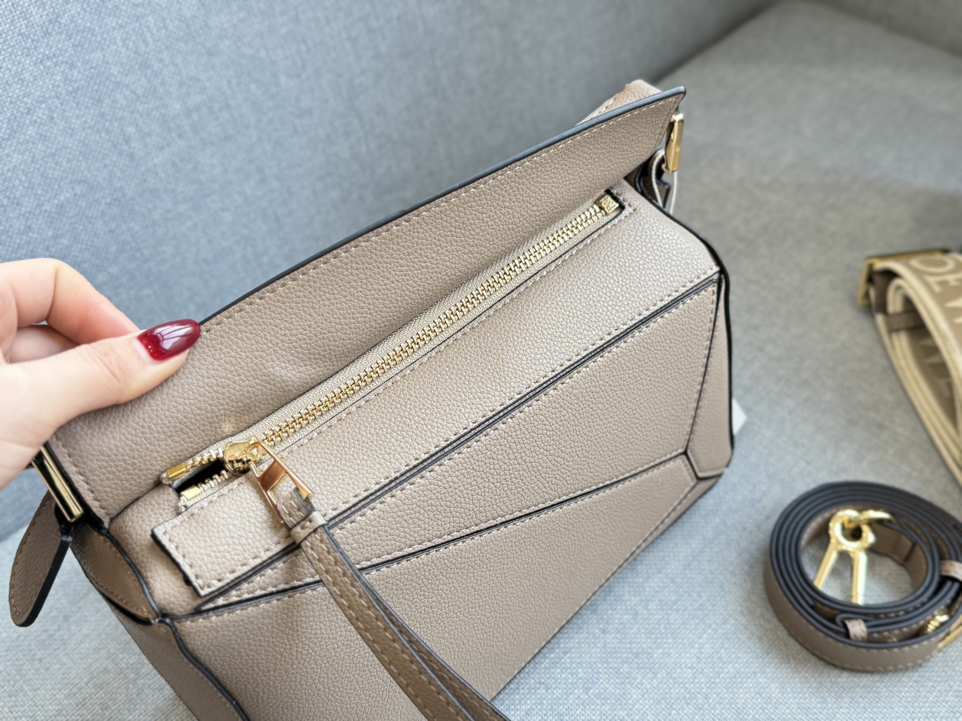 💰230 折叠盒 size：24&times;15 LOEWE罗意威 Puzzle 几何包 拼图包 斜挎手提包 质感超绝的一只！ 柔软轻盈的napa皮 轻松打造随性慵懒的风格 松弛感拉满～ 今夏最精致的小包出现了