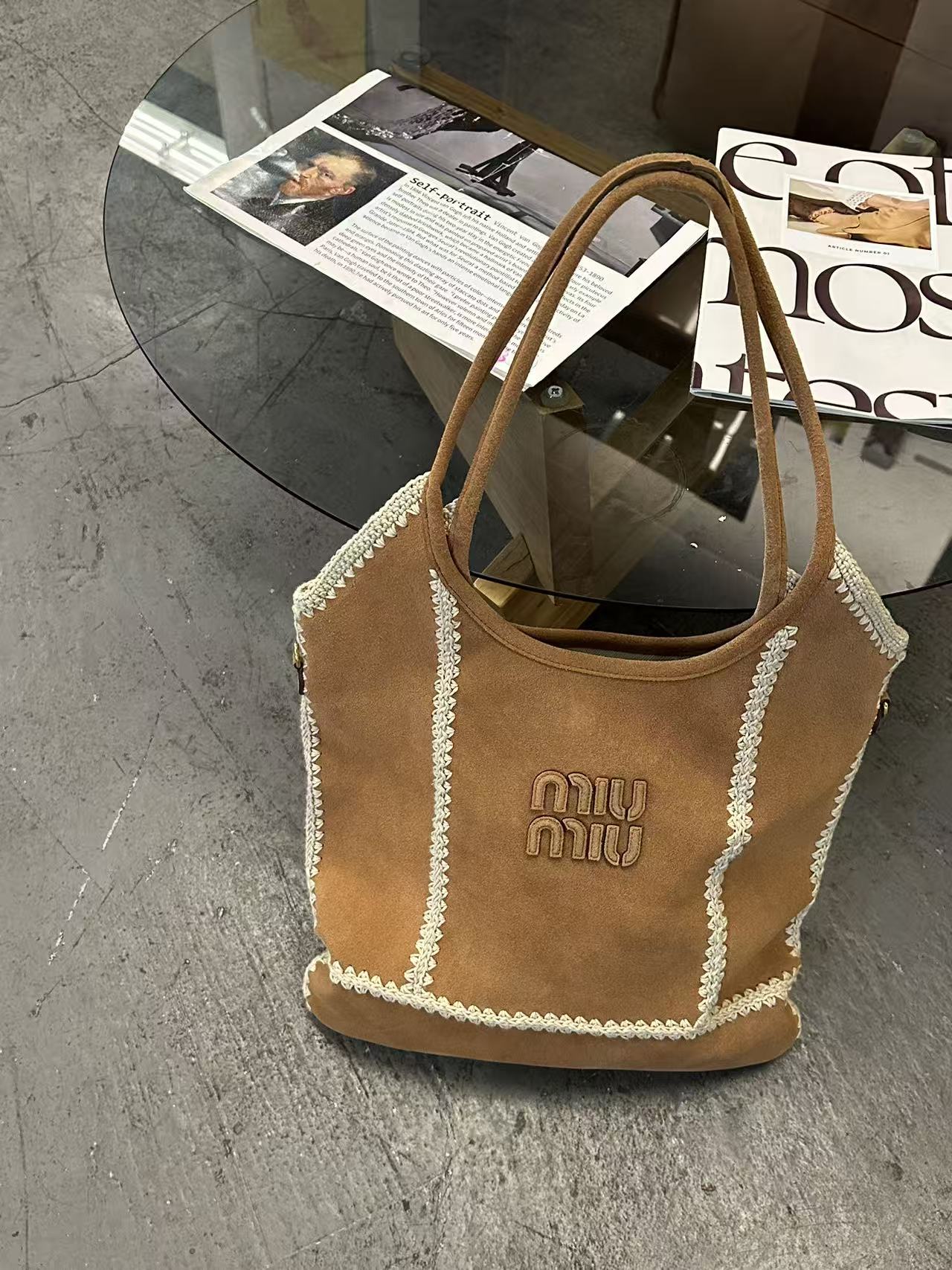 预售款💰288包邮❗ 【细节实拍】Mi* Mi*又双叒叕放大招～这次新款鹿皮包袋美到犯规 将柔软的鹿皮与精致的勾针工艺巧妙融合 堪称玩趣肌理与慵懒美学的经常碰撞 触感轻轻一摸细腻的不像话 勾线部分更是设计的绝绝子 intrcate的针法勾勒出别图案 细节里满是匠心巧思 这次推出的Wender跟ivy都是经典包型 实用性拉满💯 尺寸：35&times;40cm ❌不退不换慎重下单❌