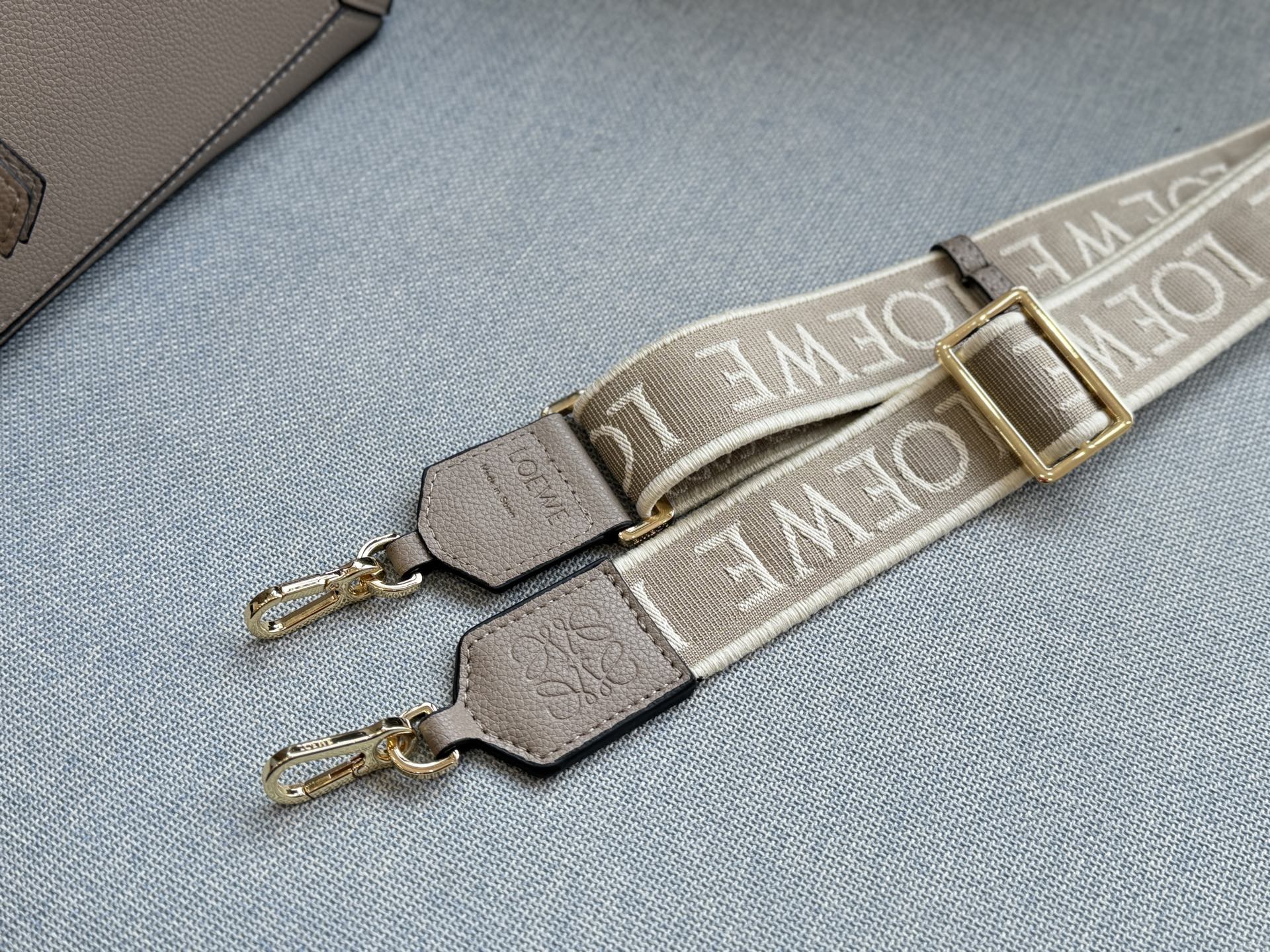 💰230 折叠盒 size：24&times;15 LOEWE罗意威 Puzzle 几何包 拼图包 斜挎手提包 质感超绝的一只！ 柔软轻盈的napa皮 轻松打造随性慵懒的风格 松弛感拉满～ 今夏最精致的小包出现了