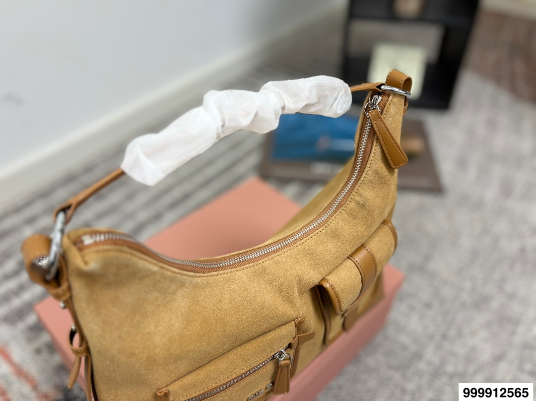 p175 超纤密封包装 缪缪腋下 miumiu特别的包包。大多包型的设计都是偏简单、基础的，只是当时颜色和材质的运用，让人觉得每款包包都有一个创意点 #miumiu #腰包 #MIUMIU # 尺寸35 24