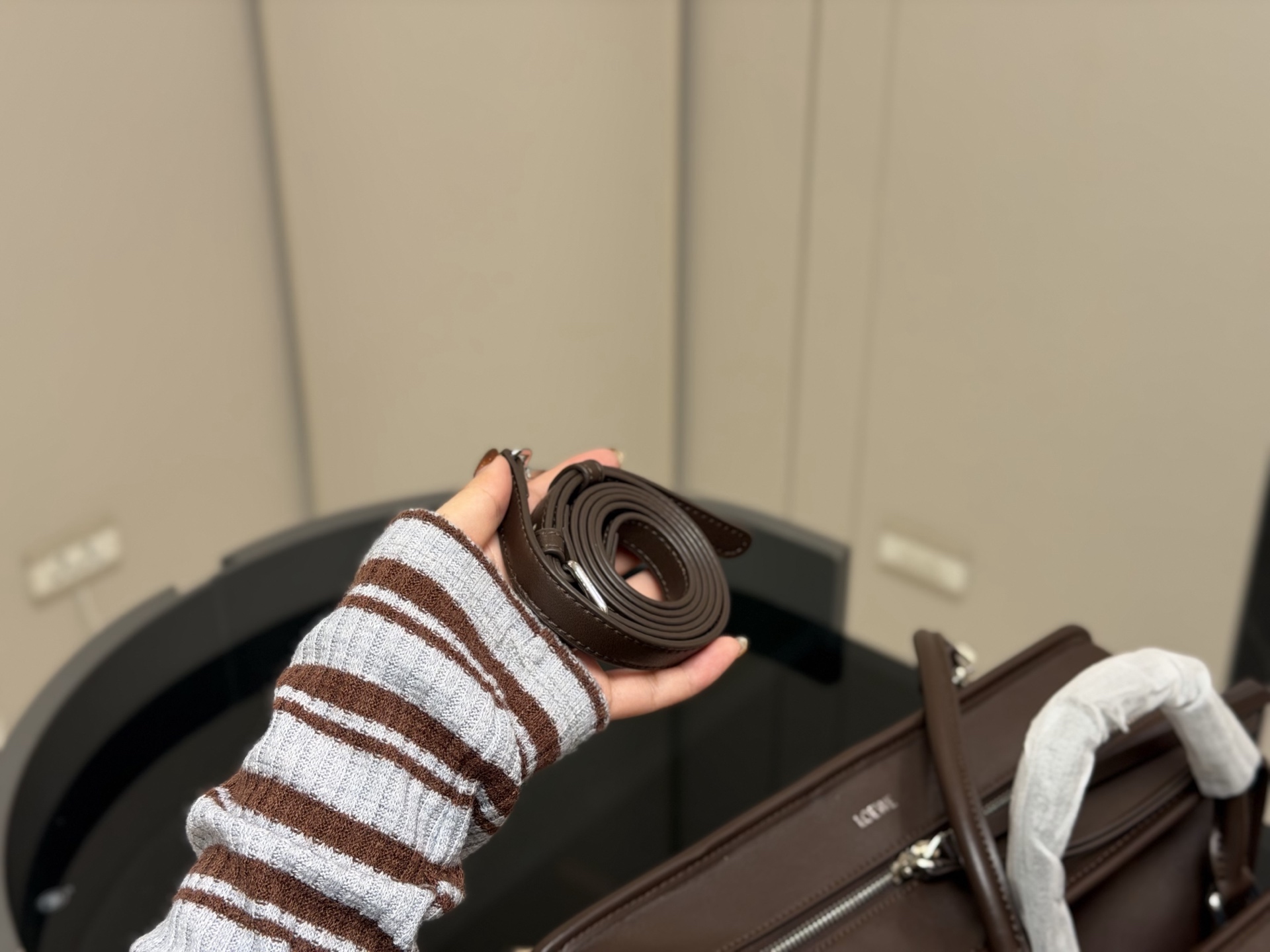 &yen;260 &yen;240 &yen;225 Loewe2026春夏最爱 Amazona180手袋 作为罗意威的皮具DNA载体， 同样完成了传统与创新的衔接。 全新的 Amazona 180手袋以更随性的方式呈现，延续着品牌百年皮革工艺底蕴。超期待这款手袋 尺寸:35cm 25cm 22cm