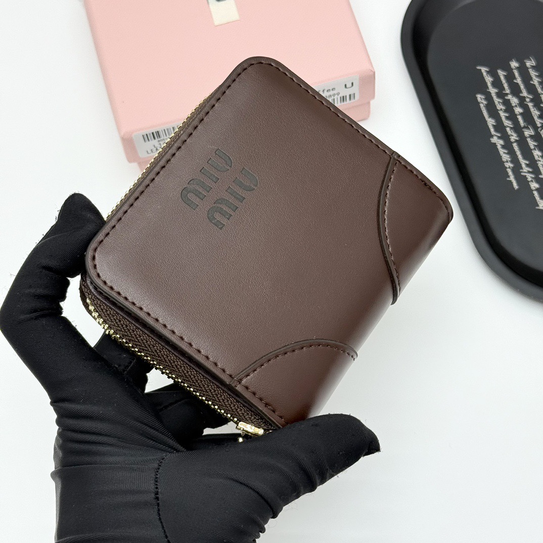 p100🎀miumiu V07🎀颜色 黑色 棕色 咖啡色🎀尺寸：10.5*10*3🎀miumiu专柜最新款火爆登场！采用头层牛皮，做工精致， 媲美专柜！多功能小钱包，超级精致时尚！