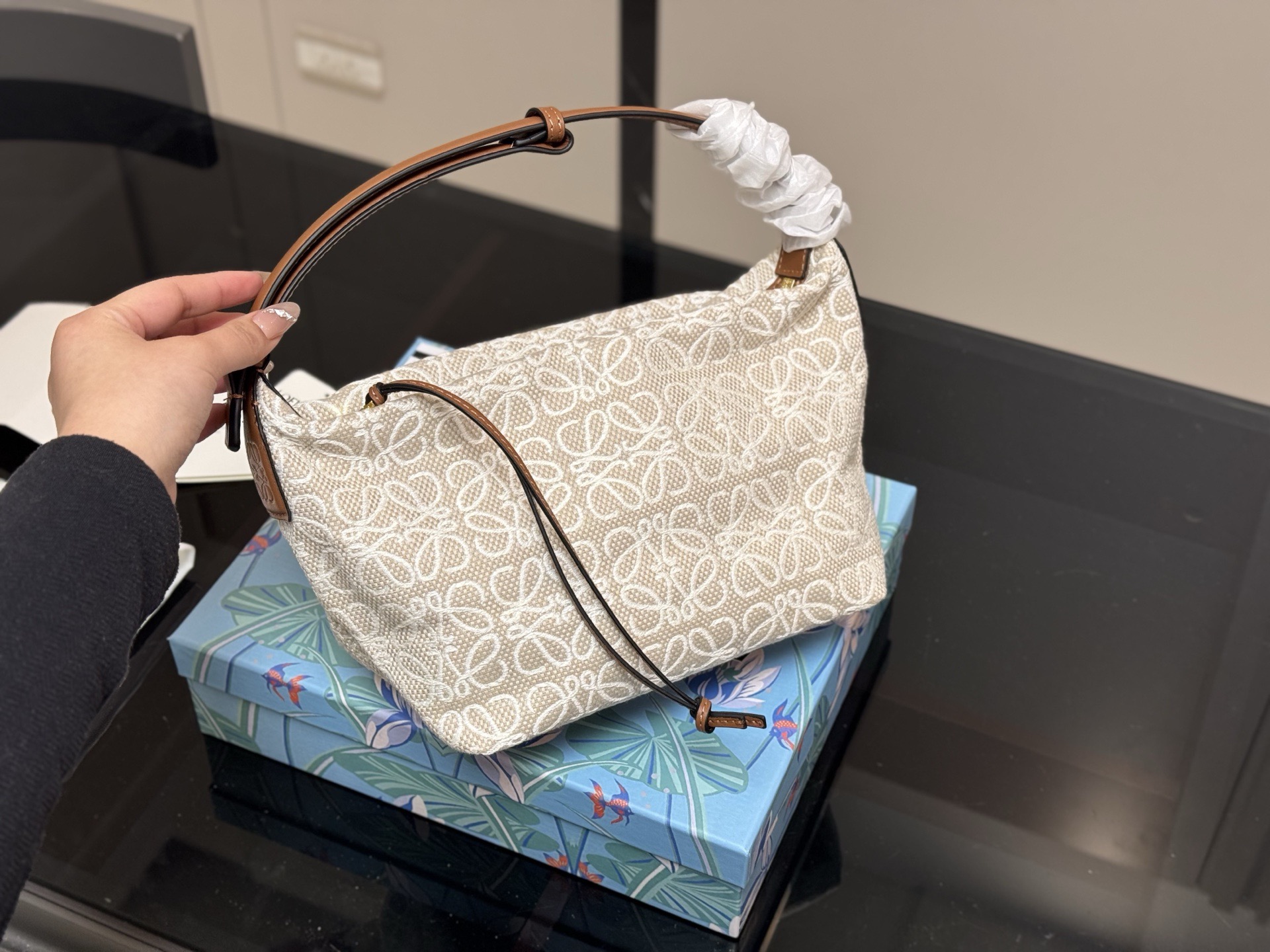 ¥130 配盒 罗意威最近超级火的便当包 最新款Loewe cubi 提花帆布材质搭配黑色 这个颜色最好看! 尺寸:22×15cm(小) 搜索🔍罗威饭盒包