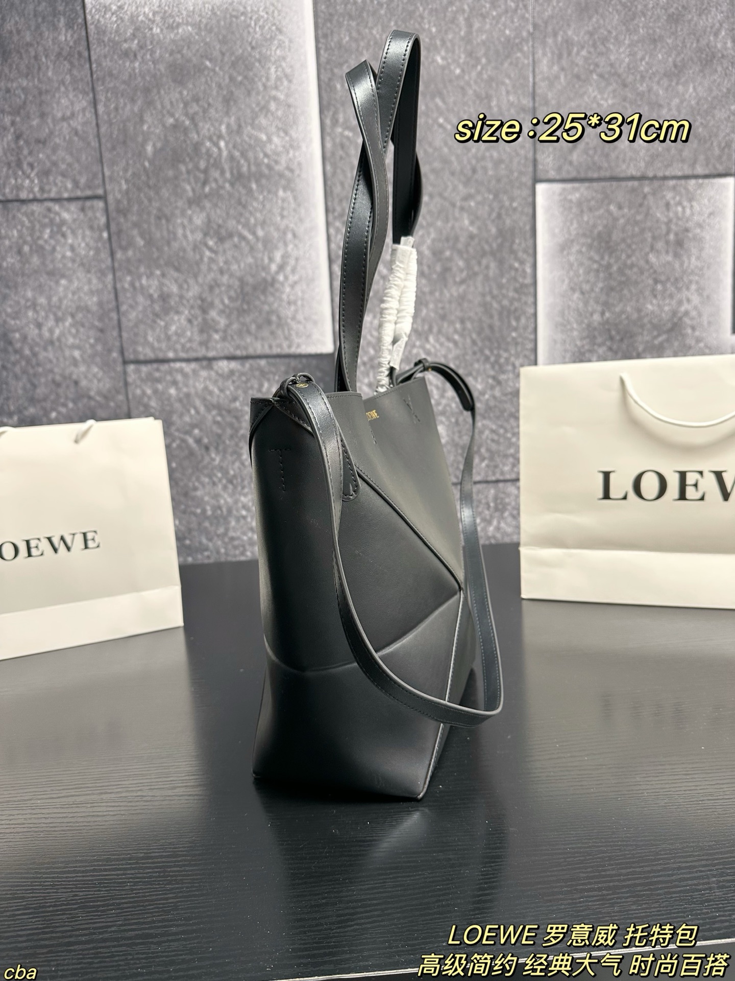 P225配盒 LOEWE 罗意威 托特包 罗意威新款的tote手袋无论是在工艺，质量，功能上还是在新奇，百搭，流行上都是一款非常值得购买的单品，几何剪裁拼接在一起再现标志性puzzle设计。 轻便且完全可折叠，便于携带。是完美的出行伙伴。皮革是一种新的光泽小牛皮 ，因其柔软的质感以及带 来现代感和锐度的光泽而备受青睐。以全新方式演绎低调优雅的LOEWE烫金logo。手柄采用纯粹干净的十字绣细节设计 ，更加耐用。 尺寸：25*31cm
