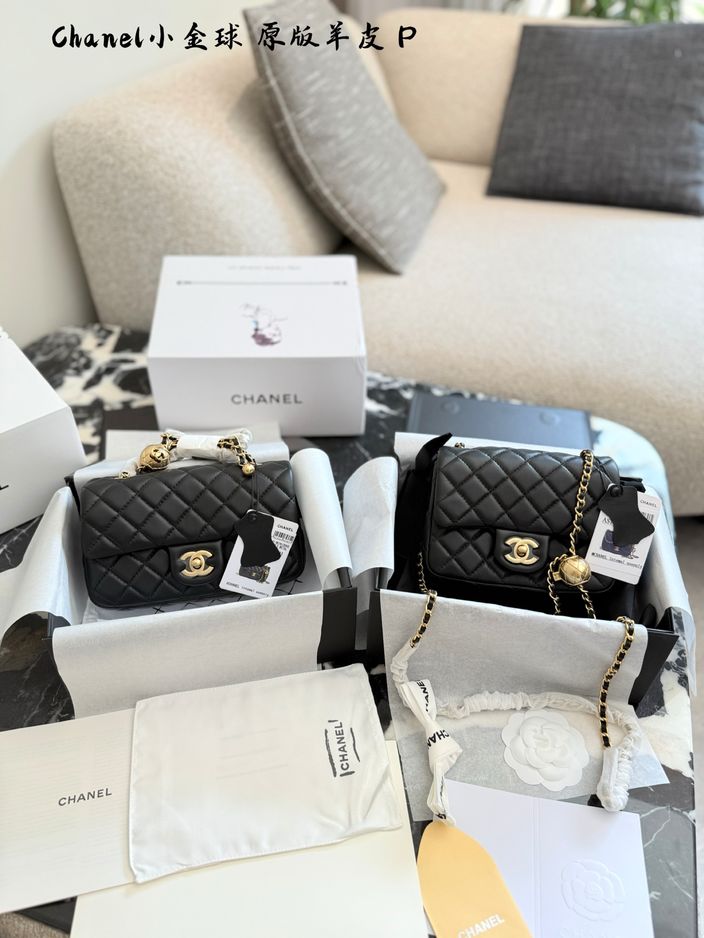 p220p225 羊皮 金球方胖子 &ldquo;New Arrival&rdquo; 最美金球方胖子人间香奈儿 白富美小姐姐必备款 ■单独夸最让人挪不开眼 就是小金球了太高级~ 今年的新款小香包链条可以调节 这一点太人性化了不管是高个子还是小个子圈都可以驾驭 #Chanel小金球 17cm20cm