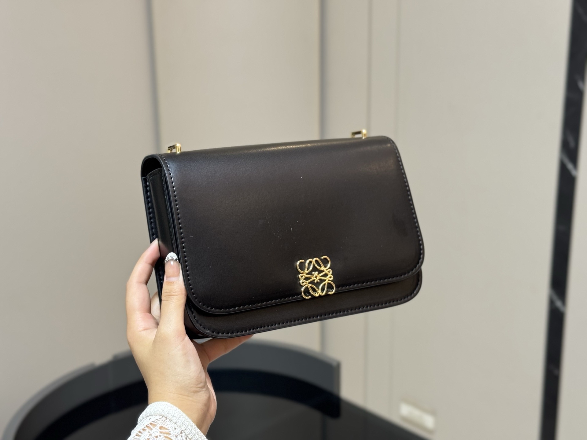 ¥180 配盒 size:22*16cm Loewe/罗意威 新肩带很美哦! Gate Bag 豆腐斜挎包, 感觉gate是Loewe的礼物 ! ⚠牛皮皮质!