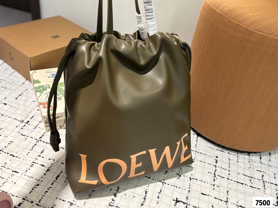 P150 配盒子 LOEWE罗意威福袋包|时尚与好运的完美邂逅 今日推荐 Flamenco LOGO Tote最近新宠 超有质感，亮眼的大字母一下就抓住眼球，时髦又吸睛。 容量超大，日常出行、通勤啥的都能轻松hold住，装电脑、文件、化妆品都没问题。 谁懂啊，拥有它真的快乐加倍!#LOEWE #罗意威 # 尺寸：35 42