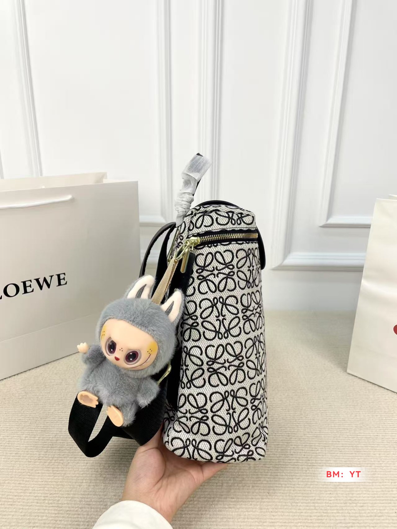 💰120 罗意威 爆款双肩出货 新款 男女背都好看 作为一只合格的双肩包 一定要好看 舒适 耐造 背包比较大 远途旅行带它准没错 也是学生党的最佳选择 超级实用 再适合不过小哥哥们和高挑的小姐姐啦 😍尺寸：25*28